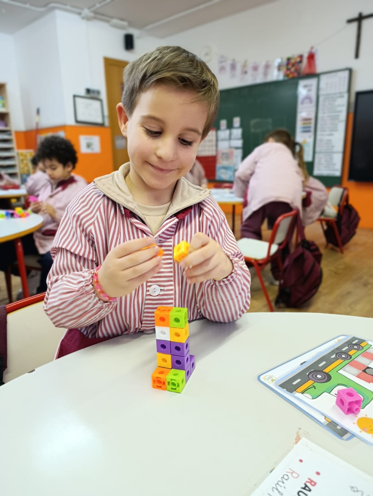 A EI5, les matemàtiques es viuen amb les mans! 👐✨
Amb policubs, regletes, botigues de sumes i famílies de números, els infants toquen, construeixen i juguen mentre descobreixen el veritable sentit dels nombres. 🔢🧩
Perquè quan les mates són manipulatives, vivencials i lúdiques,
👉 s’entenen millor
👉 es gaudeixen més
👉 i s’estimen per sempre 💛
Aprendre jugant no és una opció, és la base d’un aprenentatge significatiu.
#EI5 #MatemàtiquesManipulatives #TotssomSinguerlín #MatesAmbSentit #AprenentatgeVivencial