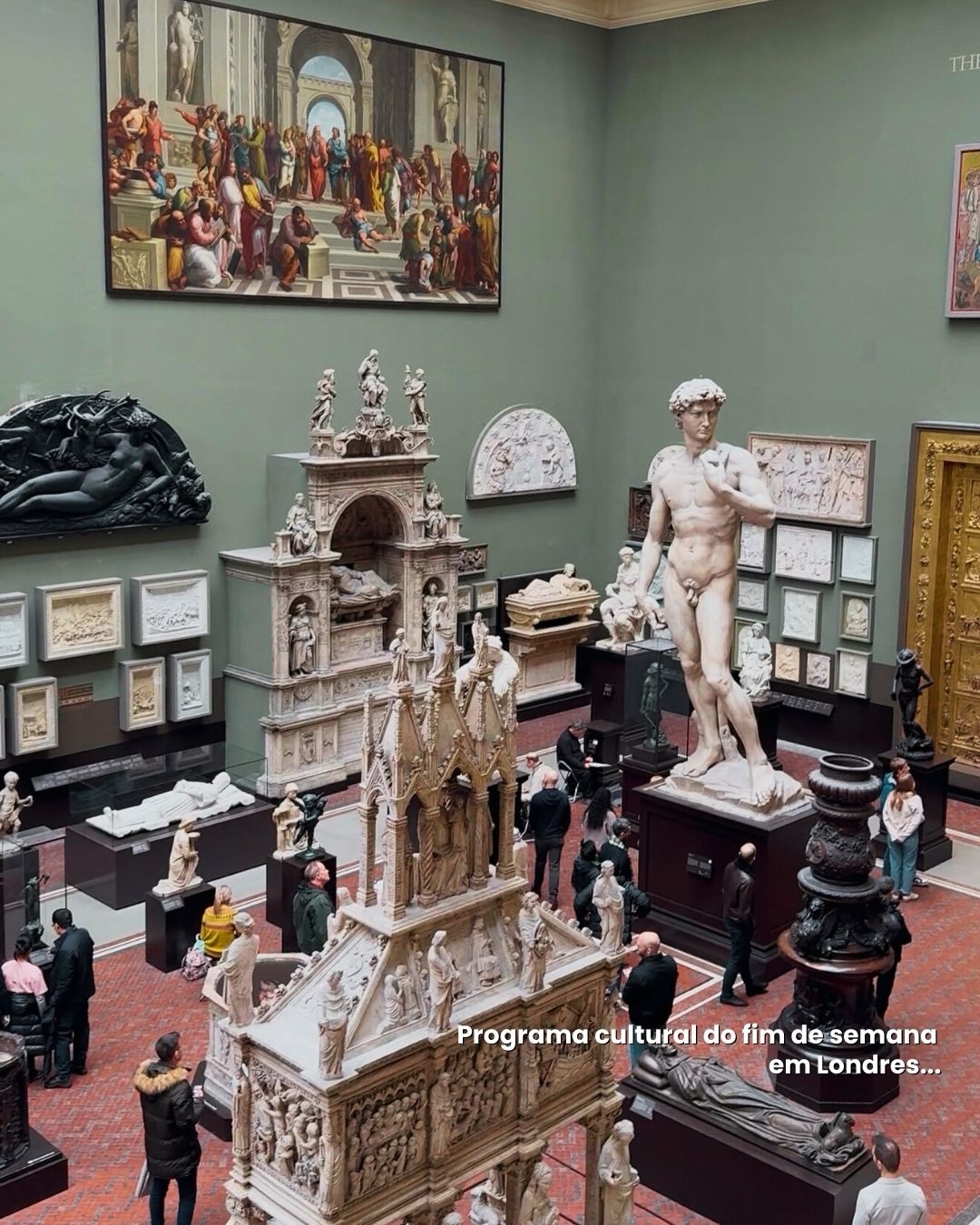 Entre arte, história e pequenos prazeres da vida londrina, passamos o dia explorando o Victoria and Albert Museum, um dos museus mais fascinantes de Londres em South Kensington, com coleções de arte, design e história que atravessam séculos.
E para fechar o dia como verdadeiros locais: fish & chips no The Mayfair Chippy. Para nós, um dos melhores fish and chips de Londres. É esse tipo de experiência que amamos mostrar: a Inglaterra real, vivida com calma, cultura e bons momentos.
Salve este post para o seu roteiro de Londres
📍 O que fazer em Londres
📍 Turismo Londres com olhar local
📍 Cultura e experiências além do óbvio
📍 Guia de Londres por quem vive aqui