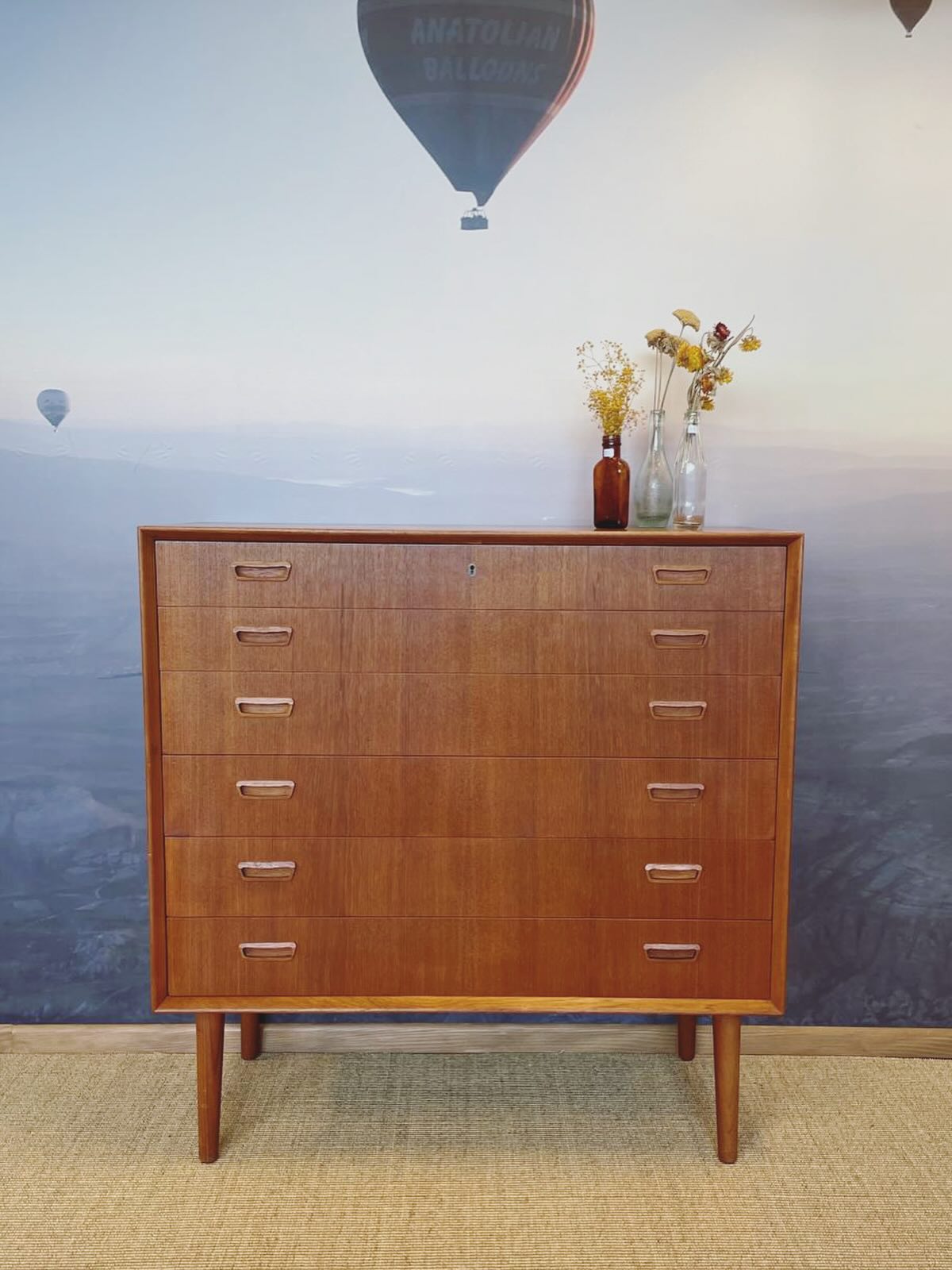 Grande commode danoise en teak, très belles finitions! Dispo en ligne! (Lien en bio)
#mobilier #mobiliervintage #décorationintérieure #danishfurniture #commode