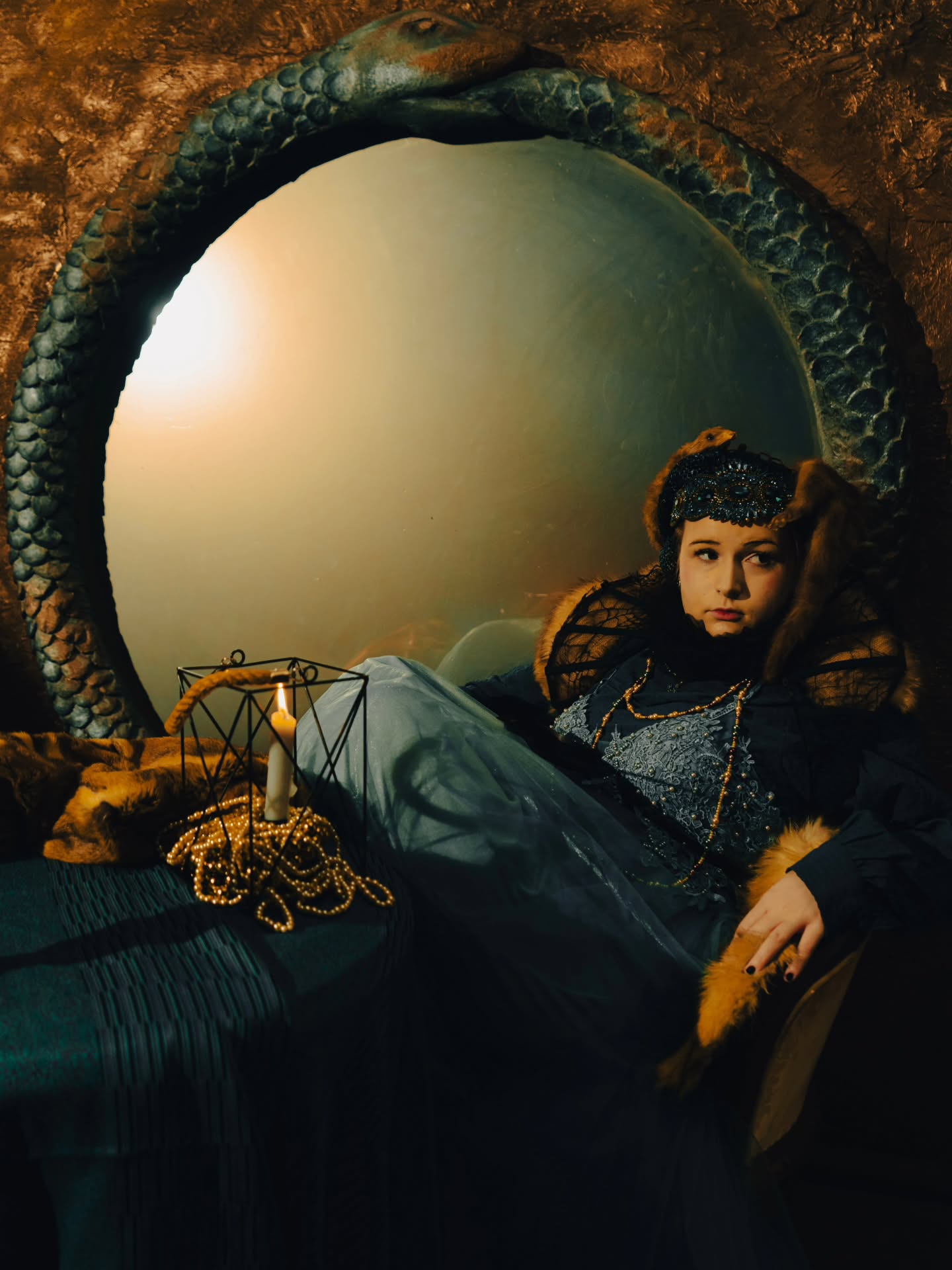 🌿 HELCIA Z CZARNEGO LASU 🌿
(służąca, kuchareczka, znawczyni spraw wszelakich i koniuszego potajemna wielbicielka)
Oto ona - Helcia.
W domu Pana Piotra, a potem i Jana niejedną strawę warzyła, niejedną tajemnicę słyszała, a niejedno zaklęcie z rodzinnych stron przyniosła. Ma kumy na wsi, co wiedzą, kiedy siać, kiedy mleko zsiądzie, a kiedy diablik pod progiem przysiada.
Ma w zanadrzu sposoby na: syna dorodnego i krzepkiego, żniwa obfite, by kłosy aż się kłaniały, kołacz, co nie za słodki, a serce raduje, pogodę na niedzielną mszę, a i na to, by jednej Iśce, co srebrną łyżeczkę z szuflady ukradła, palce się splątały, jako węzeł na postronku.
Jeśli tedy rady skutecznej pragniesz - nie do uczonego, nie do astrologa, jeno do Helci przyjdź.
🕯 Skomentuj to zdjęcie i napisz, w jakiej sprawie porady ci potrzeba.
Helcia odpowie ci własną mową - jako w Czarnolesie bywało.
A strzeż się… bo ona w kaszę sobie napluć nie da, a i nawarzyć bigosu umie!
#materiaprima #jankochanowski #renesans
Fot. Mieszko Haładyn @haladyn_mieszko
W roli Helci - Martyna Kotowicz @wykwintnysamiec
Przedsięwzięcie „Pomór. Pustki w domu moim - laboratorium cyfrowego Renesansu” realizowane jest przez Fundację Materia Prima przy wsparciu Krajowego Planu Odbudowy i Zwiększania Odporności (KPO dla Kultury). Projekt sfinansowano ze środków Unii Europejskiej - NextGenerationEU oraz ze środków Miasta Słupska. Naszym Mecenasem jest również Scania Polska S. A.
#NextGenerationEU #KPOdlakultury
@miastoslupsk_official @slupski_osrodek_kultury @teatrlalkitecza @scaniapolska @nimitpolska @kultura_gov_pl