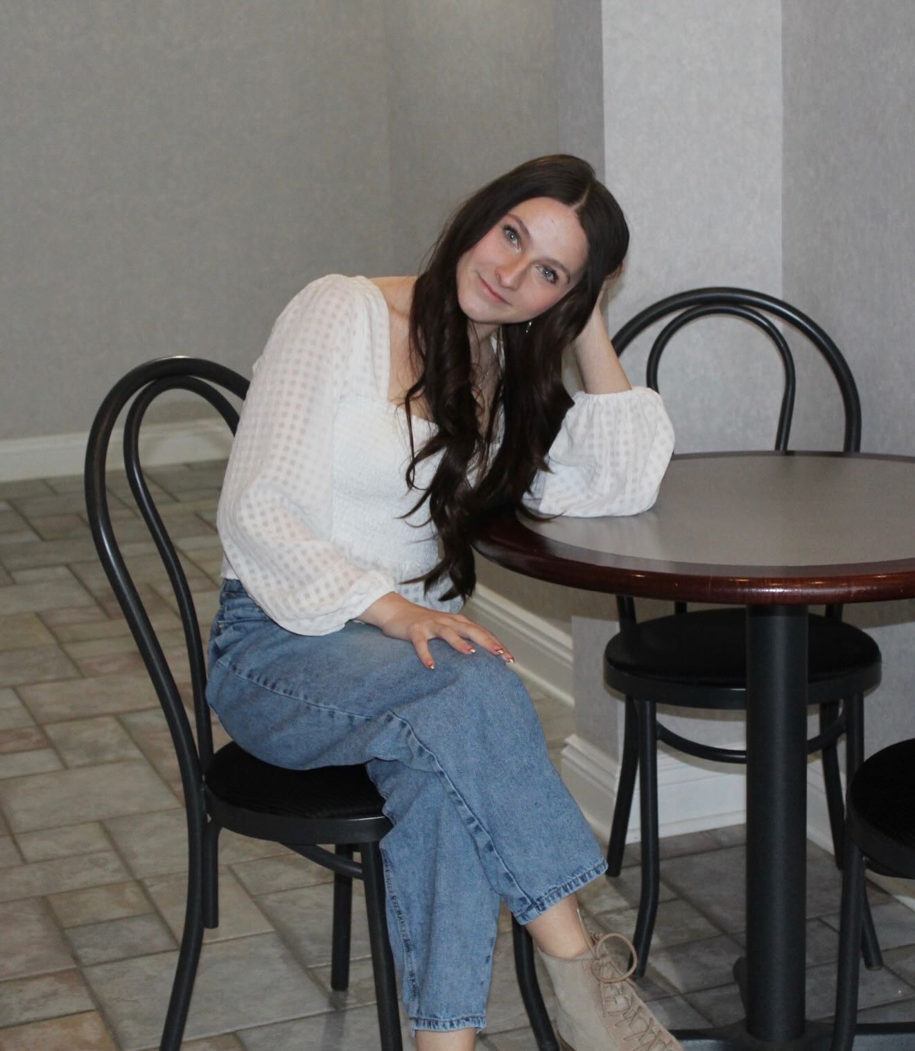 ✨ Please help us welcome the newest addition to our Oak & Ivy Salon Team: Kylee Lipps! 🫶🏻✨
Kylee will soon be offering esthetician services such as body waxing, massages, lashes and more and we are so excited to have her join our team!
Here’s a little about Kylee:
“Hello, I’m Kylee, I am 19 years old and will be a licensed advanced esthetician. I have found a love for skin care over the years, and enjoy making people feel confident about their skin, and themselves. I enjoy doing facials, waxing, lash lift and tints, and would love to see you on my treatment table!
When I’m not in the salon, I love reading and writing on a nice sunny day and playing with my kitten. I love doing nice self care days for myself and taking time to relax and decompress from stressful weeks or days. I’m very excited to show everyone my passion for skin care, and can’t wait to meet everyone. I hope to see you in my books soon!“
Kylee will be accepting clients soon and we cannot wait for you all to meet her! ✨🌿🫶🏻