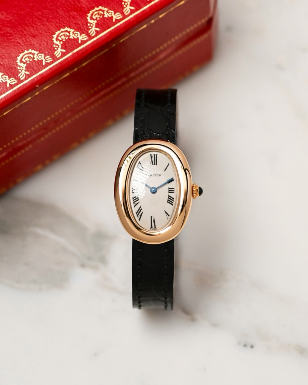 One of Cartier’s most exquisite creations, the Baignoire was born in 1957. At a time when classic designs prevailed, the introduction of a shaped watch represented a bold and forward-thinking move. Preserved in mint condition, this exceptional example has recently joined our catalogue and is offered for sale on the website. Link in bio.
.
#cartier #baignoire #cartierbaignoire