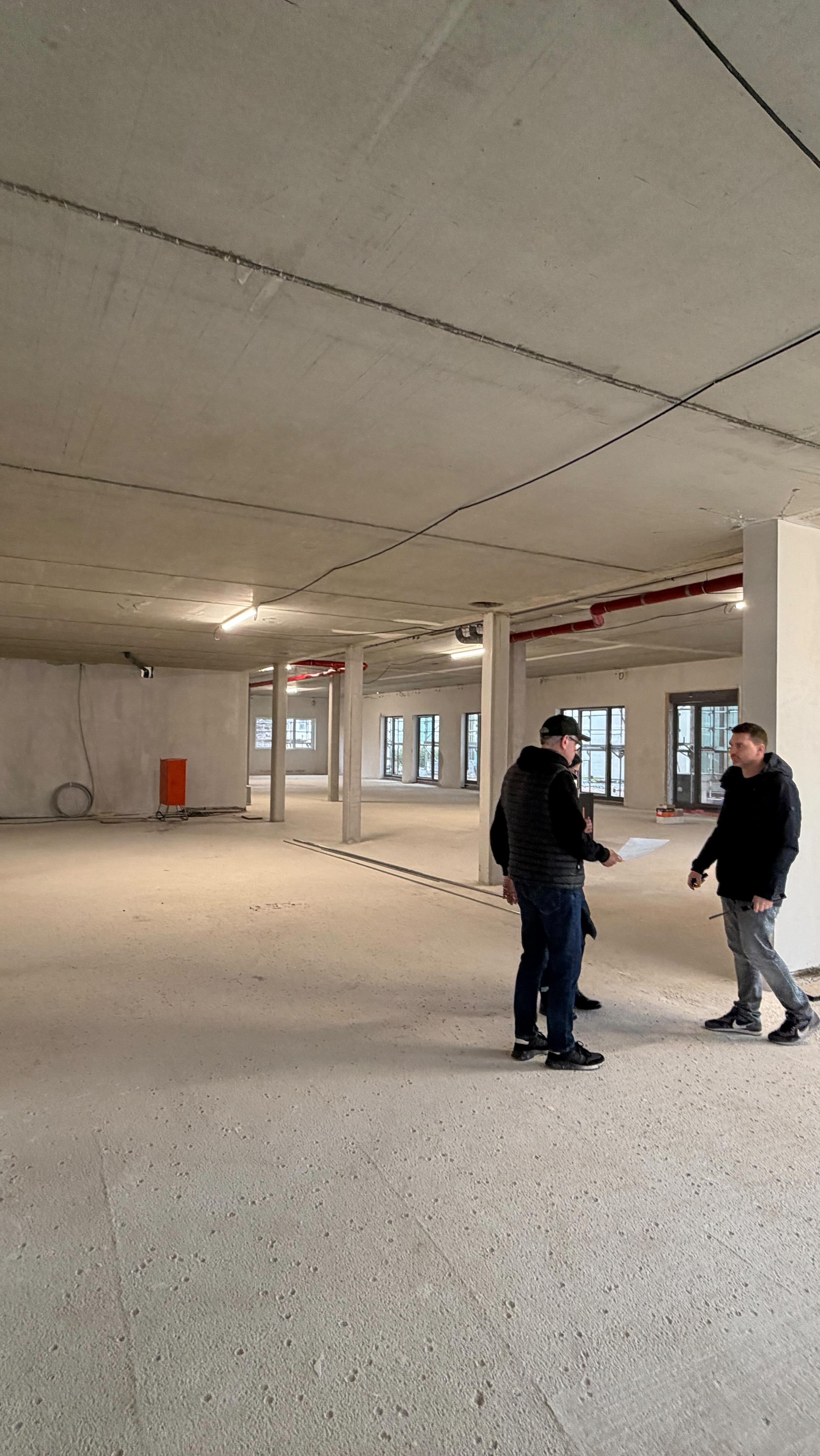 Starker Start beginnt mit einem starken Team.
Erste Abstimmung auf der Baustelle – direkt, klar, auf den Punkt.
So bringen wir jedes Projekt ins Rollen. 🚧💪
#Baustelle #Teamwork #Projektstart #Baualltag #Baubesprechung
#WirBauenZukunft #Handwerk #Bauunternehmen #Baustellenleben
#Architektur #Bauprojekt #VorOrt #TeamPower #Macher #ConstructionLife