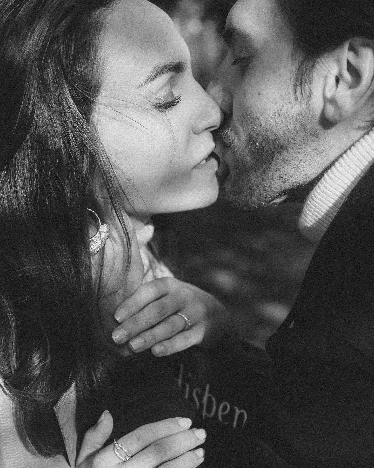 Et si vous arrêtiez d’attendre “le bon moment” ?
Je l’entends souvent :
“On fera des photos quand on se mariera.”
“Quand on aura une vraie occasion.”
Mais votre histoire mérite déjà d’être racontée.
Ces amoureux à Paris ne célébraient rien d’autre que le fait d’être ensemble & amoureux. ♡
L’amour n’a pas besoin d’événement pour être précieux.
Il est déjà là dans votre quotidien.
Dans quelques années, ces images deviendront la preuve que vous vous aimiez comme ça , simplement & intensément.
Et si vous n’attendiez plus ? ♡
.
Fanny. 🦢
|| Photographe de mariage & famille.
|| Tours & Région Centre. ♡
