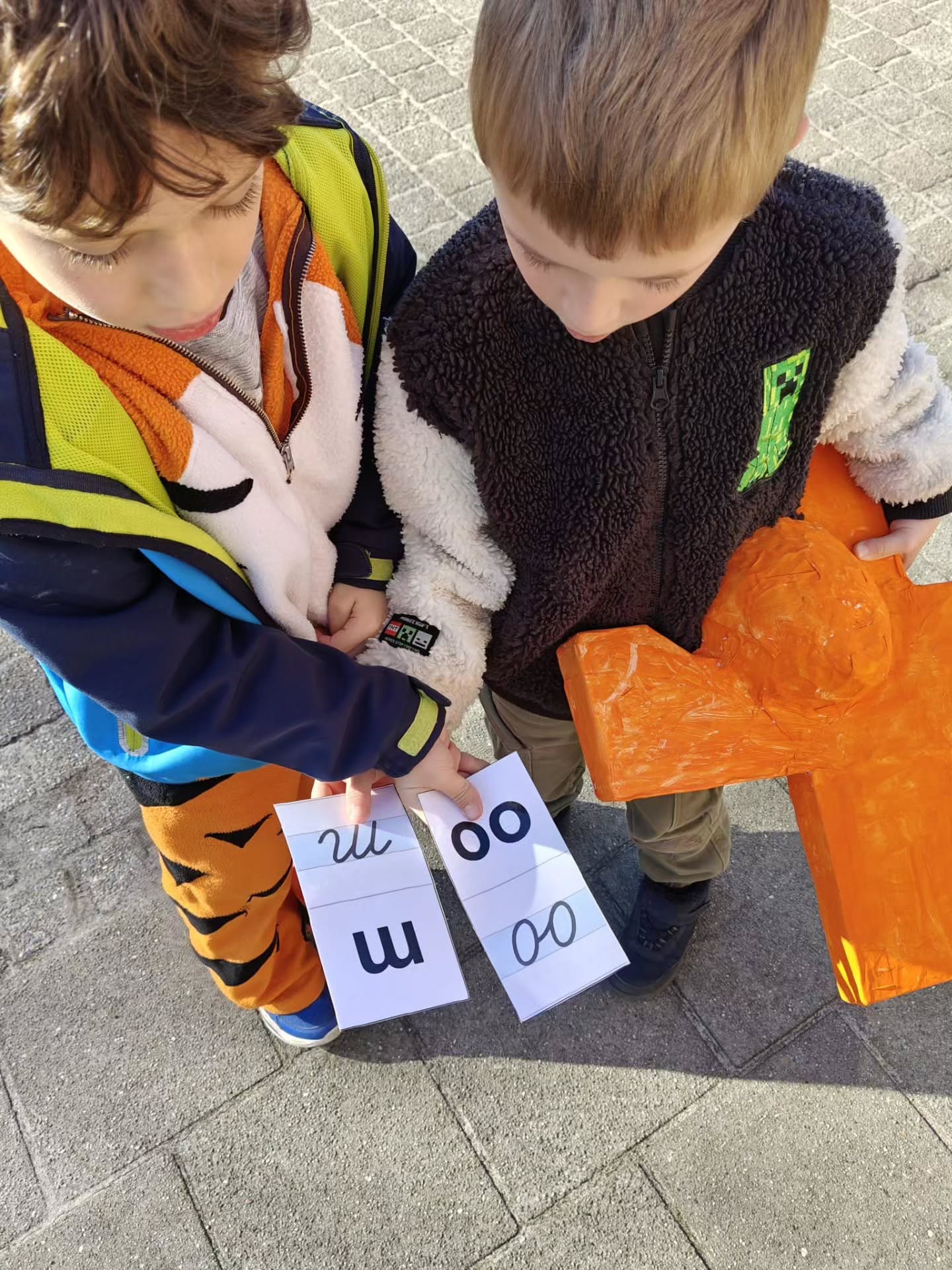 LETTERFEEST π₯³
In het eerste leerjaar vierden ze vorige week feest,
om te vieren dat ze ALLE letters kennen.
Allemaal hΓ©,
hoe cool is dat?!
Er werd gevierd met feestelijke hapjes en drankjes,
leuke letterspelletjes, letterbingo,
een dictee met letterconfetti
Γ©n ze knutselden een echt letterbeest.
Meer feest dan dat, kan het toch niet worden he?!
Proficiat lieve vriendjes,
wat groeien jullie mooi. π©·
#letterfeest #mijlpaal #samengroeien #basisschool #dessel