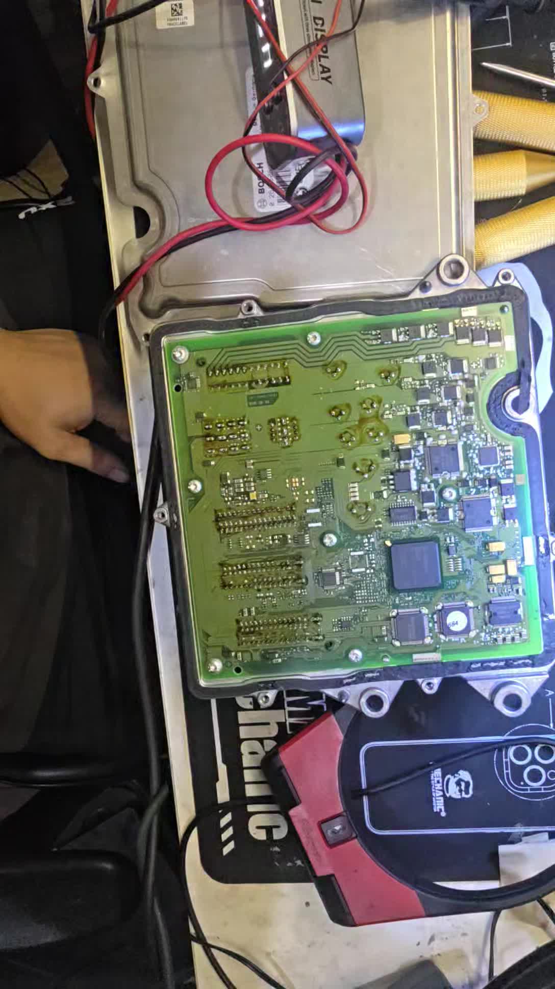 🚗 BMW MEVD17.2 ECU – Multiple Cylinder Misfire
Vehicle had multiple cylinder misfire across several cylinders.
After opening and testing the ECU, confirmed internal Power MOSFET failure.
Unfortunately, replacement component not available / not repairable in this case.
✔ Full diagnostic confirmed
✔ Internal driver fault verified
✔ Recommended ECU cloning procedure
When internal power driver stage is damaged beyond repair, the safest solution is:
➡ ECU Cloning to a donor unit
Transfer ISN
Transfer coding & adaptation data
Plug & play solution
No programming headache for workshop
Not every ECU can be repaired — correct diagnosis is more important than guessing.
We always: 🔎 Diagnose first
🔧 Repair if possible
🔁 Clone if necessary
Supporting workshops across Brisbane.
#BMW #MEVD172 #BMWECU #ECUCloning #ECURepair #AutoElectronics #BrisbaneWorkshop #Autobunkerz