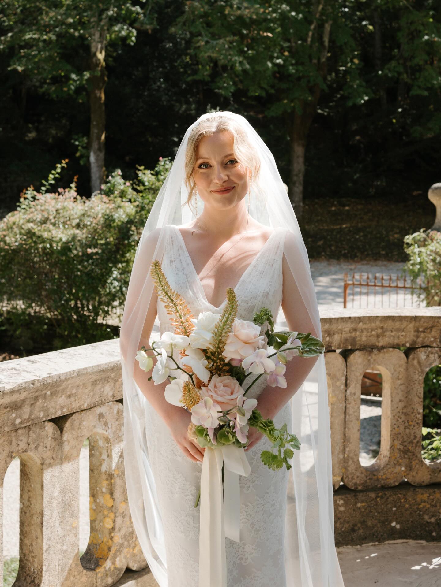 Crushing hard on these blooms and the total final look 💕💕💕💕🤌🏽🤌🏽🤌🏽🤌🏽
// One of our favs last season //
.
.
.
Venue & Wedding Planner: @emmene_moi_au_chateau
Photographe: @megija.photography
Traiteur: @ombelinetreich
HMU: @jenya.makeup
Dress: @mwlbride @aboutlove_andco
Voile: @paviotcreateur
Dj: @lesjoliesmusiques
Cake: @meladogateaux