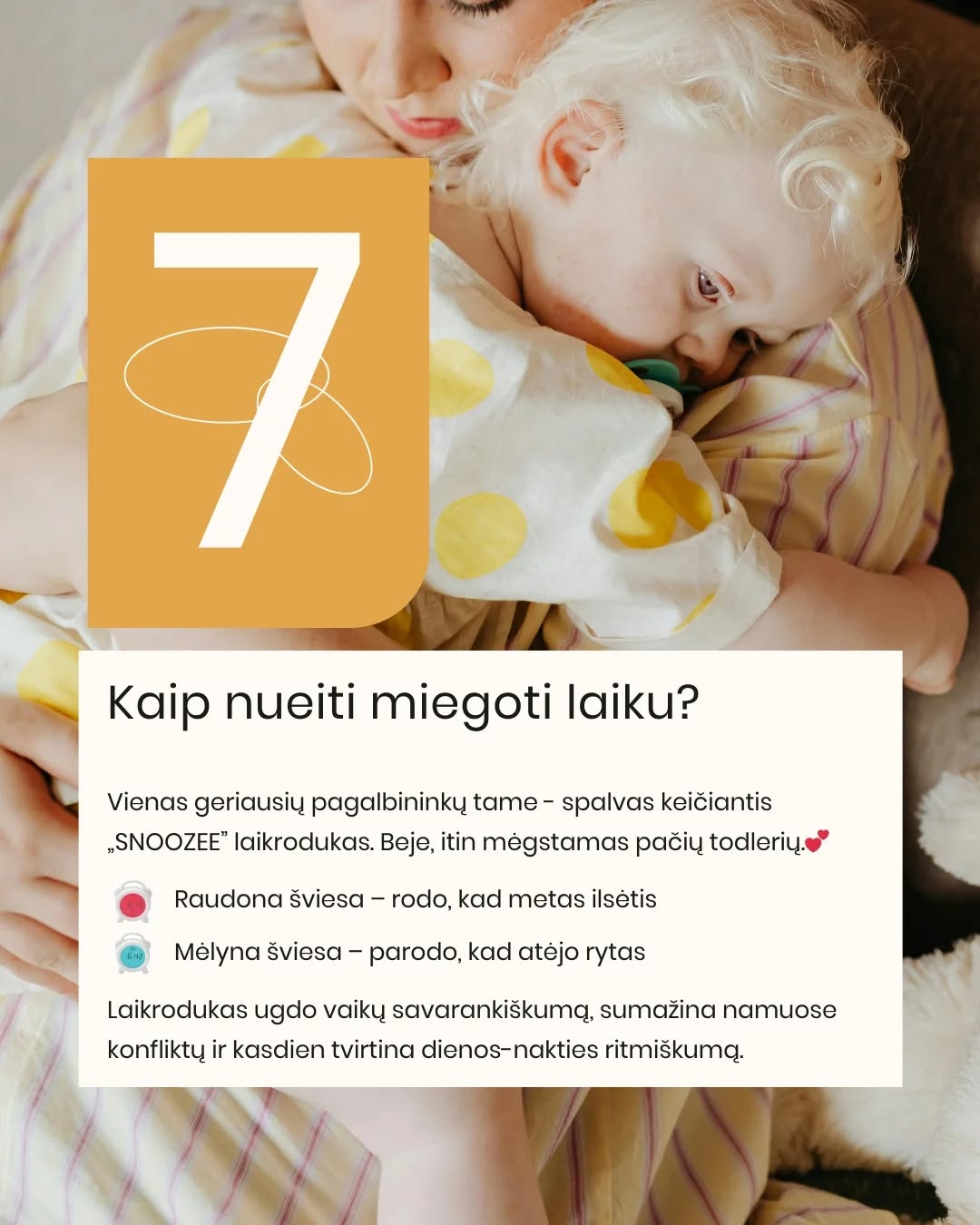 CIRKADINIS RITMAS. 🌙 Ar žinojote, kad vaiko miego ritmas nėra tik „gero įpročio“ reikalas? Tai biologinis procesas, kurį valdo cirkadiniai ritmai.
Cirkadinis ritmas – tai vidinis kiekvieno mūsų laikrodis, kuris organizme reguliuoja miego–budrumo ciklą, hormonų gamybą ir energijos lygį per ~24 valandas. Jis padeda kūnui natūraliai suprasti, kada jam laikas ilsėtis, o kada būti aktyviam.
🕰Vaikams šis ritmas formuojasi nuo pirmųjų mėnesių, o iki ~5 metų jis tampa vis stabilesnis ir panašesnis į mūsų, suaugusiųjų.
Tamsa skatina melatonino gamybą – hormono, kuris padeda užmigti. Šviesa, ypač mėlynos spalvos, atvirkščiai – signalizuoja organizmui, kad dar ne laikas miegoti.
👉 Nereguliarus grafikas ar netvarkinga diena gali „išmušti” šį ritmą ir apsunkinti užmigimą ar nakties poilsį.
ČIA į pagalbą ateina Purflo miego treniruoklis laikrodukas:
🔴 raudona šviesa – laikas ramiai lėtėti ir ruoštis miegui
🔵 mėlyna šviesa – rytas atėjo ir galime keltis
Tokiu būdu jūsų mažylis ima suprasti savo biologinį laikrodį per regimą ir lengviau nei žodžiai suprantamą ženklą – ir tai padeda kasdien palaikyti sveiką ritmą. ✨
🛒2025 m. „First time moms UK” apdovanojimų nugalėtoją „Snoozee“ laikroduką atraskite www.mylu.lt (ar per nuorodą bio).
Kovą jam -10% nuolaida!
#purflo #miegolaikrodis #mylushop #vaikumiegas #miegorutina miego superherojus tėvystė mamų gyvenimas purflo laikrodis snoozee