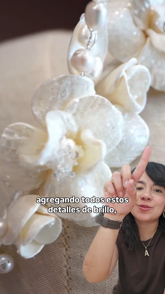 Cada pieza que diseño tiene un propósito, me imagino este modelo en una novia de verano, boda destino, playa sol y arena.
Si te gustaría recibir asesoría personalizada, manda un Dm o agenda tu cita con nuestra asesora experta .
#weddinghairpiece #tocadosnovia #bridetobe #bespoke #designer