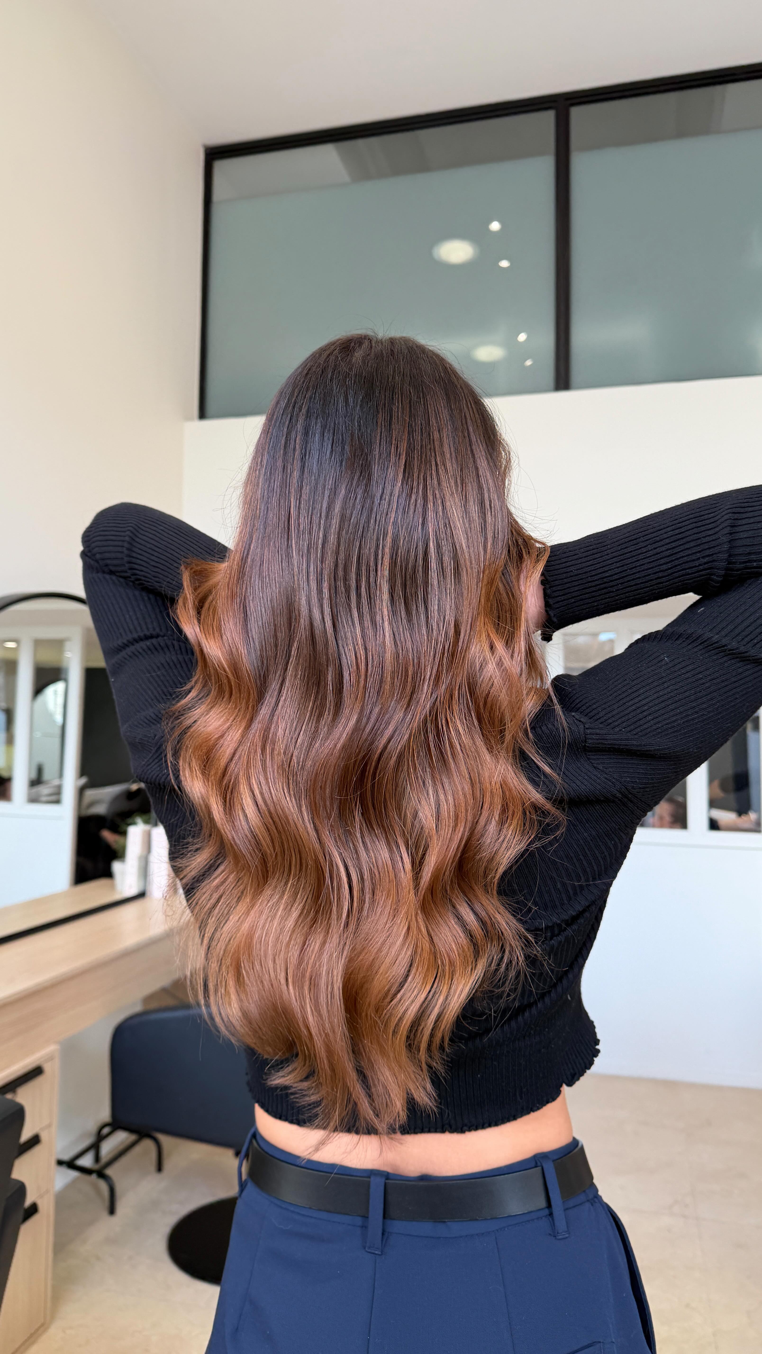 Blending ou grey blending… tu connais vraiment la nuance ? 👀
On entend “grey” et on pense tout de suite :
👉 cheveux gris
👉 balayage très clair
👉 transformation radicale
Alors que le mot le plus important… c’est blending.
Blending = fondre.
Fondre les cheveux blancs dans la masse pour éviter les barres, les démarcations et l’oxydation trop marquée.
Oui, on peut aller vers du gris assumé 🤍
Mais on peut aussi y aller en douceur.
Ici, ma cliente est brune.
Elle a des cheveux blancs… mais pas en majorité.
Son objectif ?
Les estomper, les mélanger subtilement, éclaircir légèrement tout en gardant une base naturelle, châtain/brune.
Pas devenir grise.
Juste un résultat fondu, lumineux et harmonieux ✨
Le grey blending n’oblige pas à finir blanche.
C’est une transition sur-mesure, qui peut rester très naturelle.
Dis-moi en commentaire :
Quand tu entends “grey blending”, tu penses direct cheveux gris… ou pas du tout ? 💬