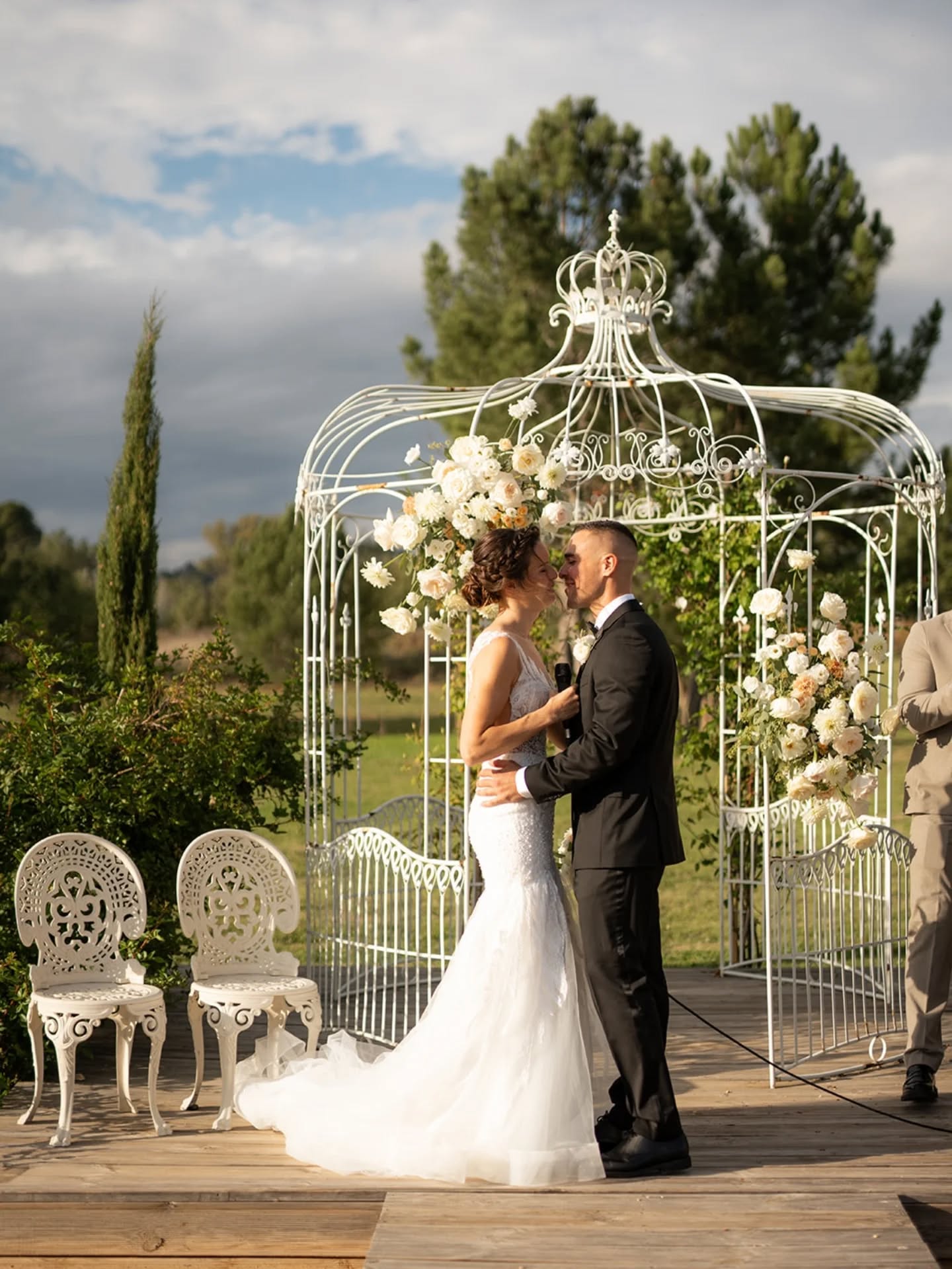 🌿 L & T 🌿
04.10.2025
@domainedegenia
@_lheuredoree
@clairepenotphotographer
@coralie.make.up
@melaine.bois.fleuri
@maison_nans
@opla.music
@wicka_le_magicien
@provences.experiences.fr
@caravanepalace_events
@monsieurchou
@soniabmarseille
#fleuristeevenementiel #mariageenprovence #weddingprovence #weddingsouthoffrance #ceremonielaique
