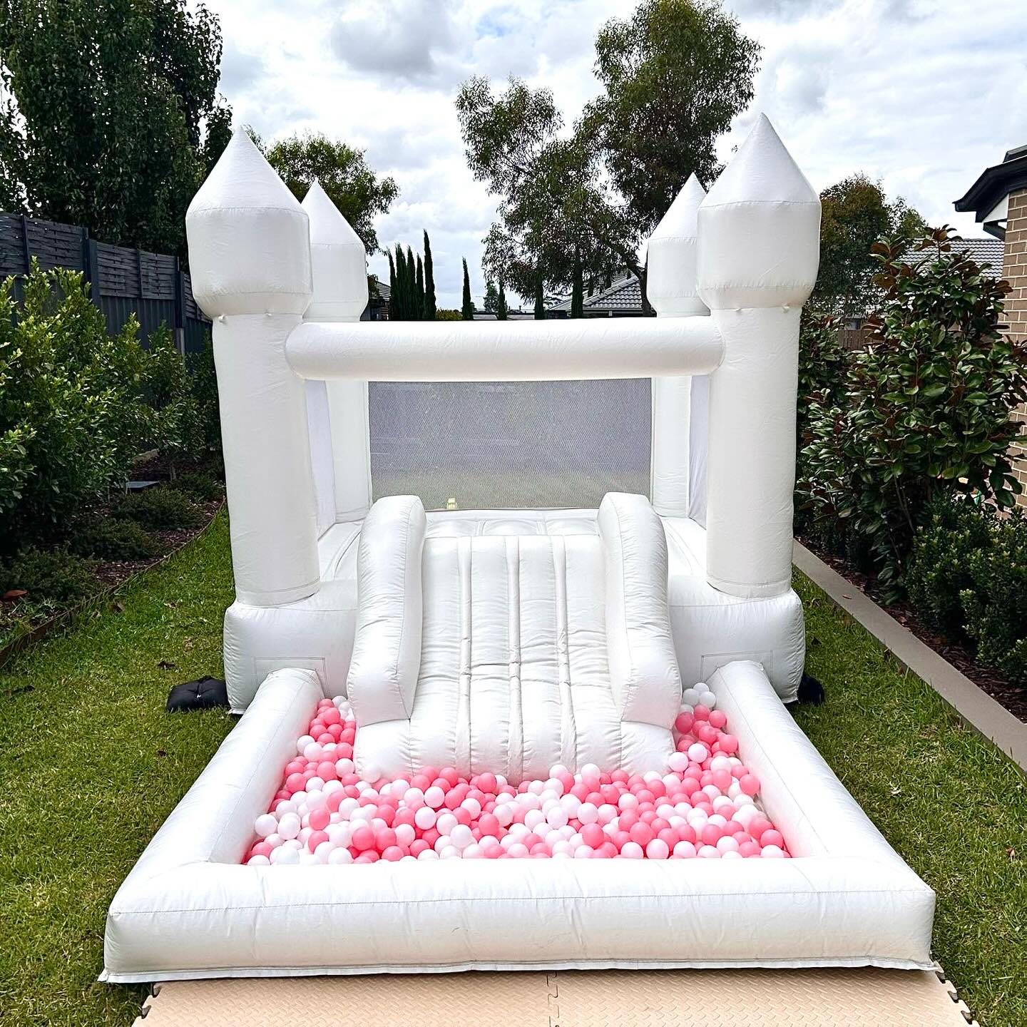Just a quick one of our Lux Jumping Castle 🩷🤍
When our returning customers loved it so much, they had to book us again!
📍 Servicing Melbourne & Victoria wide
🌼 www.sunnyplayevents.com.au
🌼 Customisable Packages