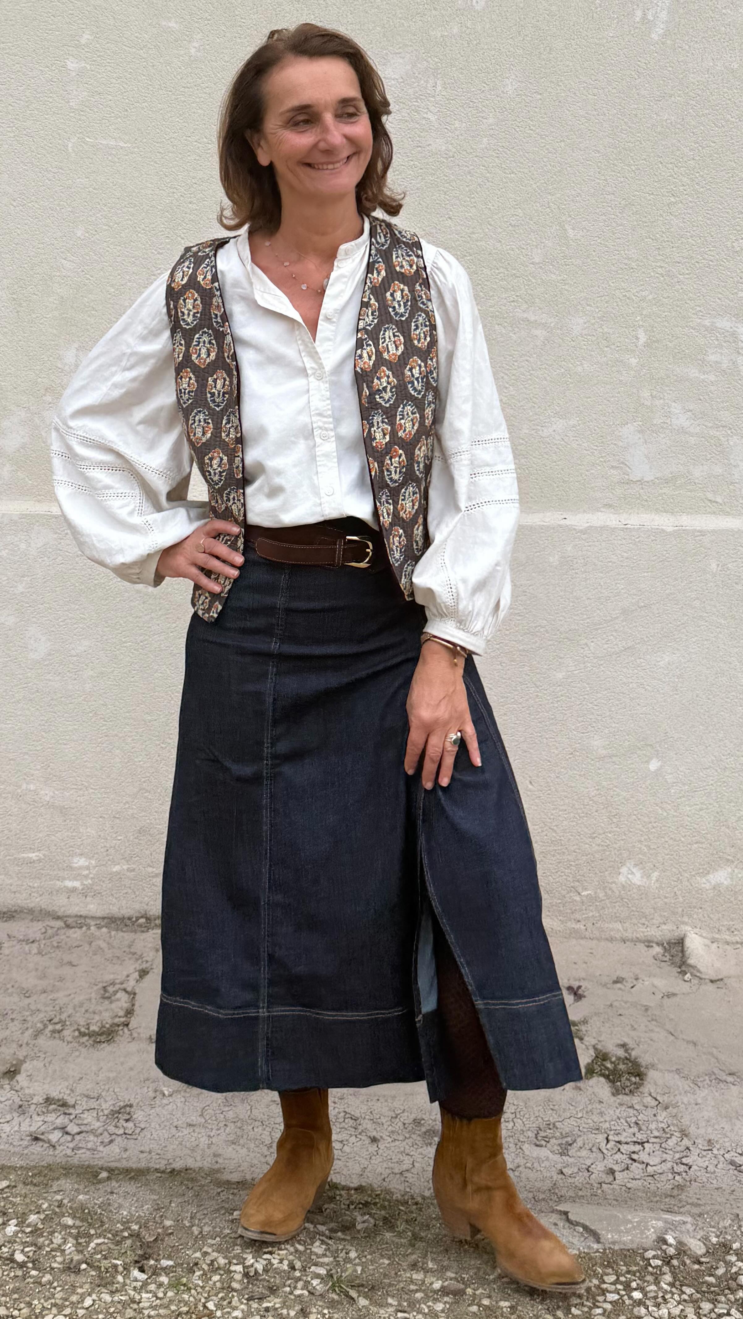 Le printemps pointe le bout de son nez… 🌸
Et avec lui, l’envie de superposer les matières légères et les pièces coup de cœur ☀️
Notre gilet sans manche marron imprimé provençal, réversible, est la pièce parfaite pour la saison :✨ Deux styles en un✨ Une touche solaire et authentique✨ Facile à porter sur une chemise, un tee-shirt ou une robe légère
Un vent du Sud dans votre dressing 🌿
À shopper dès maintenant sur le site en ligne.Lien dans la bio 🤎#objetsdesclos #slowfashion #artisanat #modeéthique #stylebohème