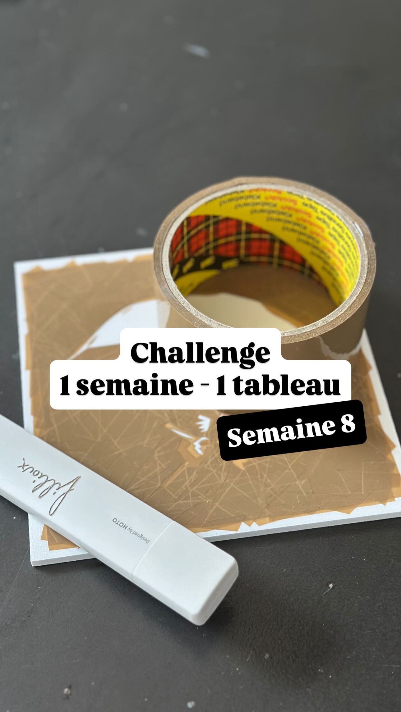 Challenge « 1 semaine - 1 tableau »
SEMAINE 8 - « Après la pluie… » 🌞
Après la pluie… le soleil !
Comme une récompense discrète.
.
Les visages se détendent, les épaules se découvrent. On ouvre les fenêtres, on ouvre les cœurs. La lumière redessine le monde avec indulgence.
.
Après la pluie… le soleil !
Preuve que rien ne dure, ni l’averse ni le doute.
Qu’il faut parfois traverser le gris pour mériter l’éclat.
.
Et dans ce contraste naît l’essentiel :
la gratitude d’un simple rayon.
.
À la semaine prochaine !
.
Art contemporain. Tape art. Art. Collage. Challenge. 1semaine1oeuvre. Scotch. Artiste. Tapeart.