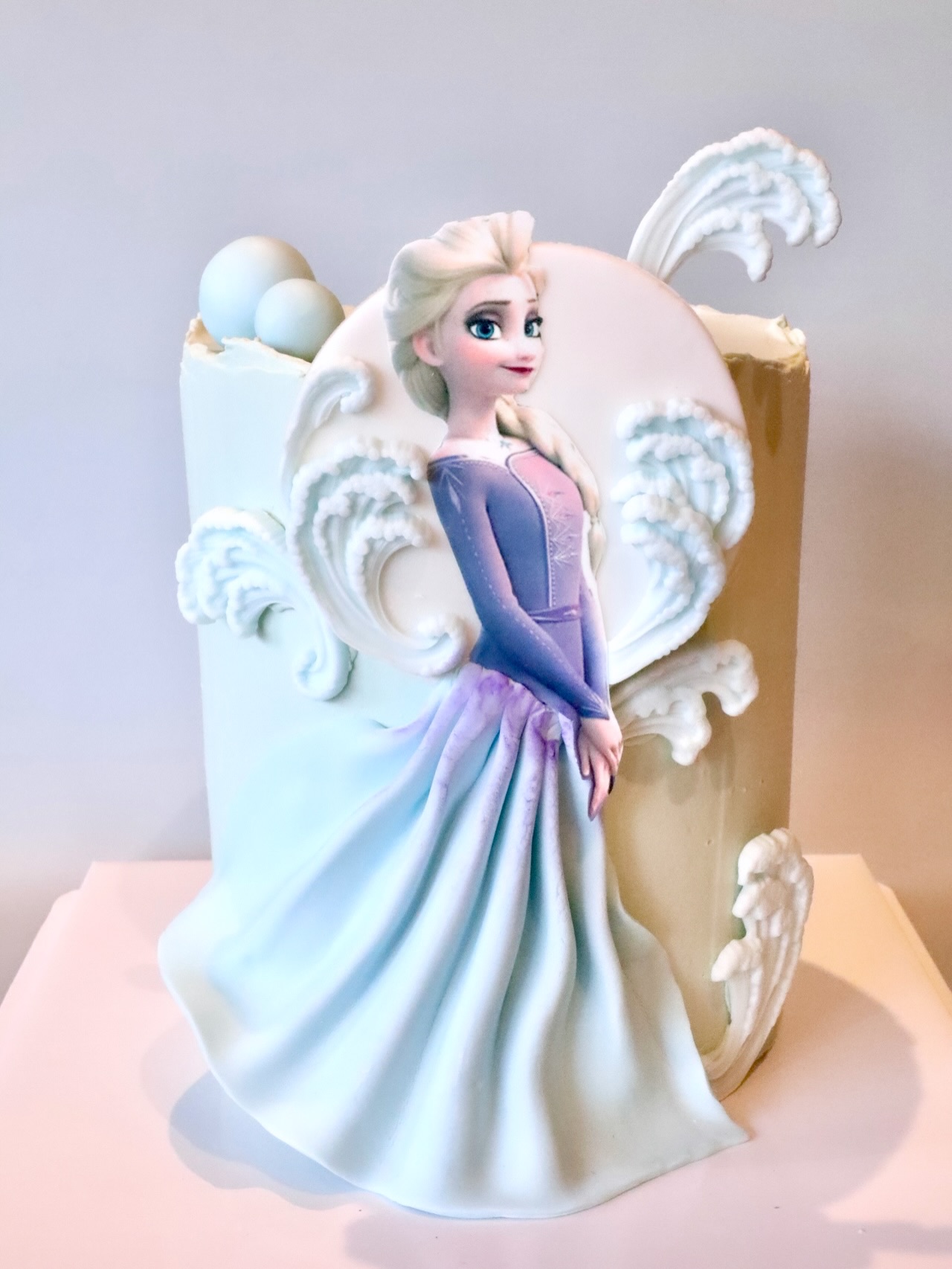 Simple. Graceful. Magical. 💙
Perfect for a little queen who believes in her own sparkle.
#elsacake #frozen #disneymagic #princesscake #belsourire