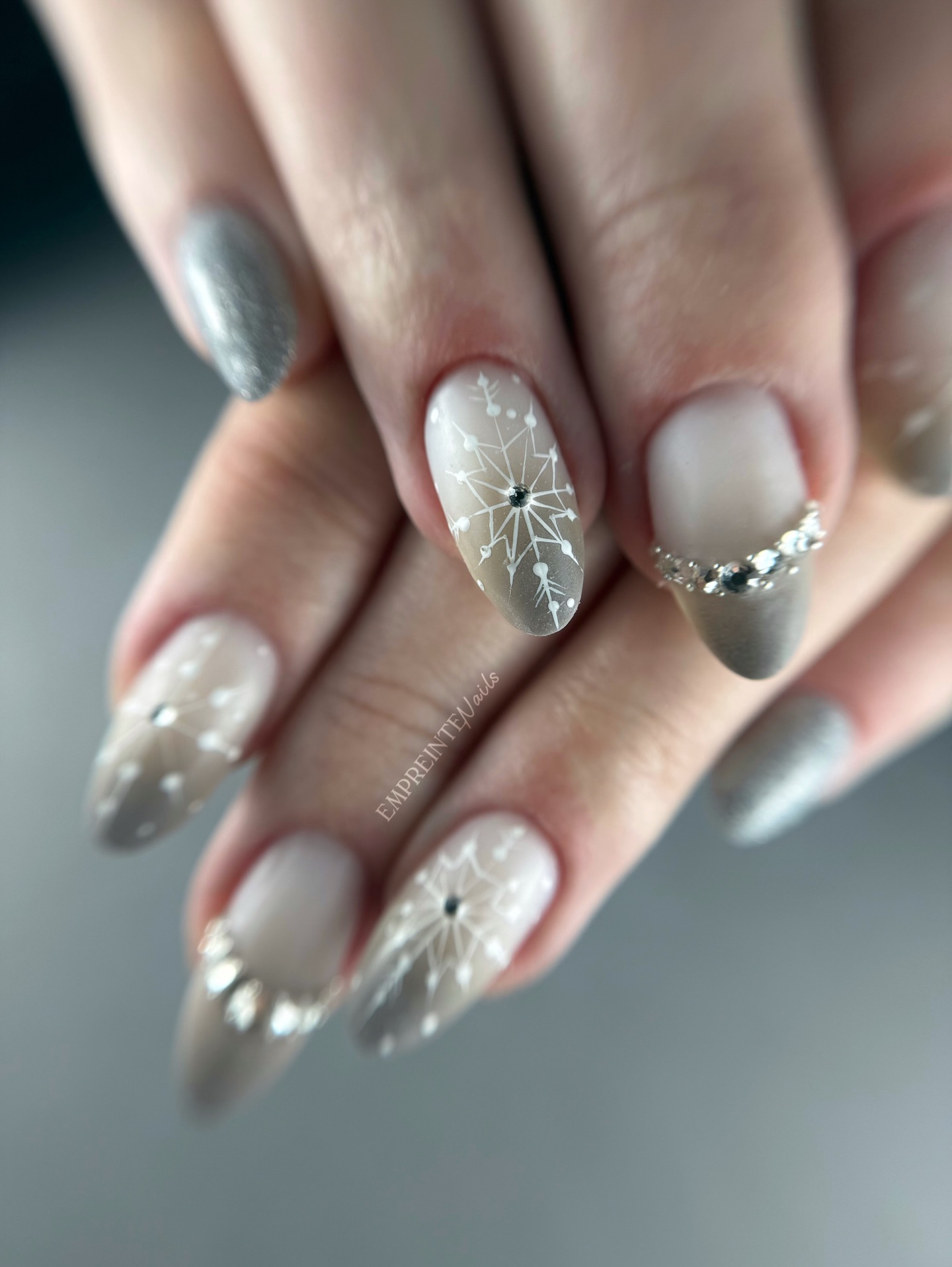 ❄️ Focus technique : finesse & tenue ❄️
Derrière cette pose hivernale se cache un vrai travail de précision ✍🏻
Les flocons sont réalisés en traits ultra fins, avec une pression maîtrisée et une peinture parfaitement dosée pour garder légèreté et régularité.
Un détail qui fait toute la différence entre un nail art “joli” et un nail art net et professionnel 🤍
Et parlons strass 💎
Une pose élégante, oui… mais surtout une tenue irréprochable.
Placement, incrustation, scellement : chaque étape est essentielle pour éviter les pertes et garantir une brillance longue durée.
👉 D’ailleurs, j’ai créé une formation en ligne qui est sur mon site dédiée à la tenue parfaite des strass pour celles qui veulent en finir avec les clientes qui reviennent sans leurs bijoux 😌
La technique, c’est ce qui transforme une pose en signature ✨