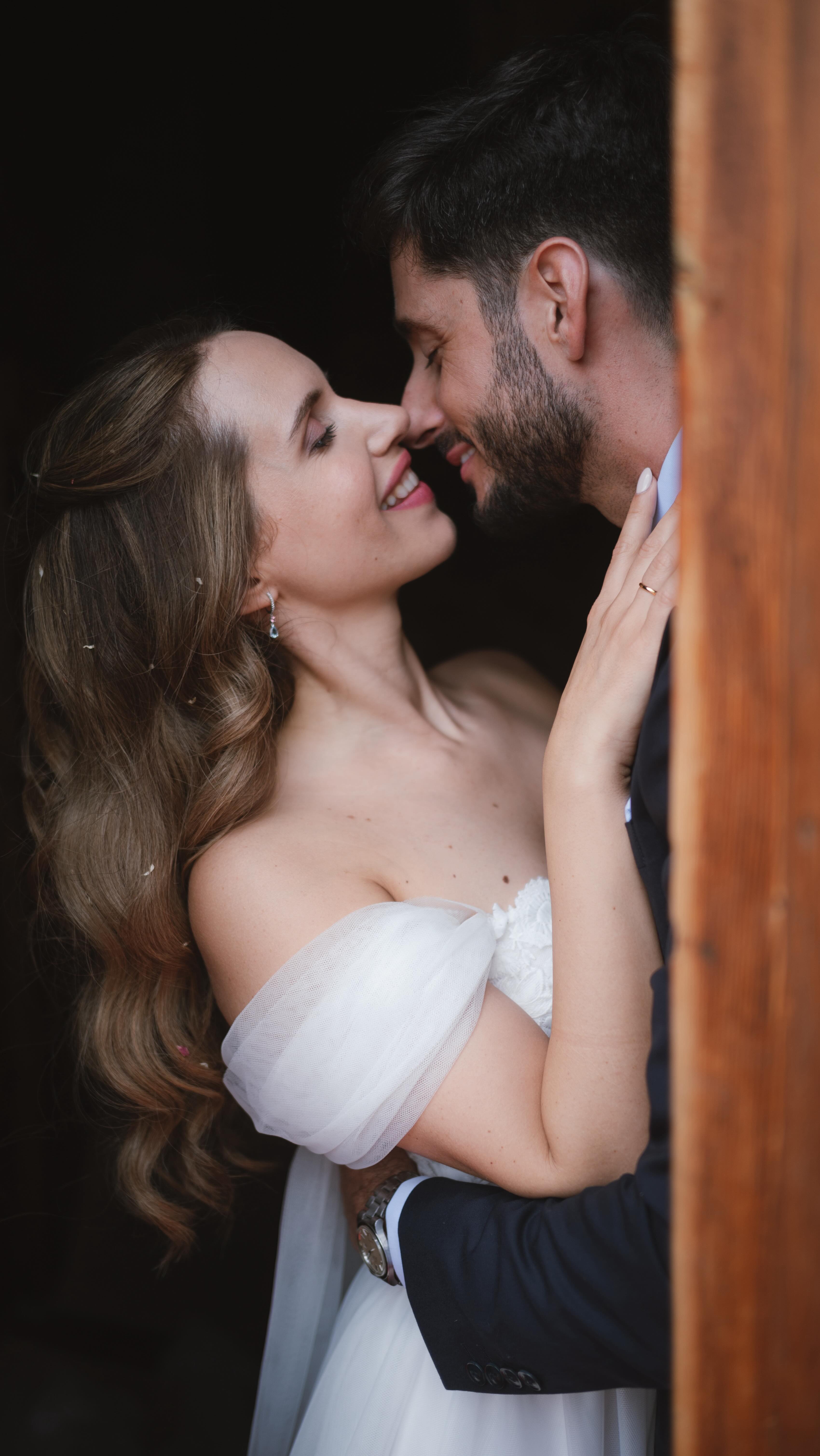 Hay lugares que imponen, y luego está la actitud de parejas como Carla y Jaime, que lo llenan todo.
Qué maravilla de boda y qué fácil es trabajar cuando hay esta química real. Cero artificios, mucha elegancia y unas ganas de celebrar que se contagian desde el minuto uno. Un lujo poder contar historias así.
Os dejo el resumen para que lo viváis un poco desde dentro.
Fotografía: @yago_iglesias
Espacio: @hotelmonasterioboltana
Vestido: @noviadart_farasposa
Traje: @tomblack_es
Diseño floral: @florescastillon
Musica en directo: @leo_susana
#weddingfilmmaker #bride #weddingvideo #weddingvideographer #weddingday