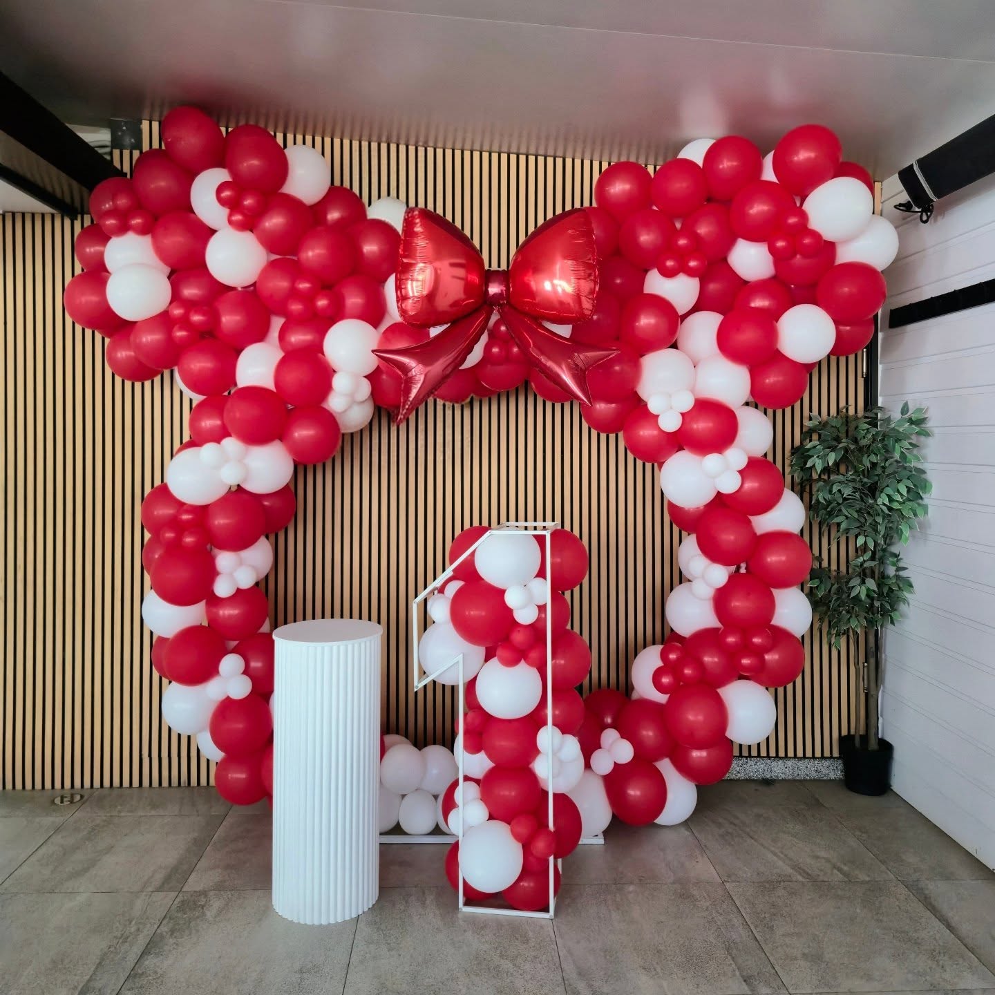 Minnie Mouse inspired 1st Birthday
#redandwhiteballoons #firstbirthday #minniemouseballoons #minniemouse #brisbaneballoons