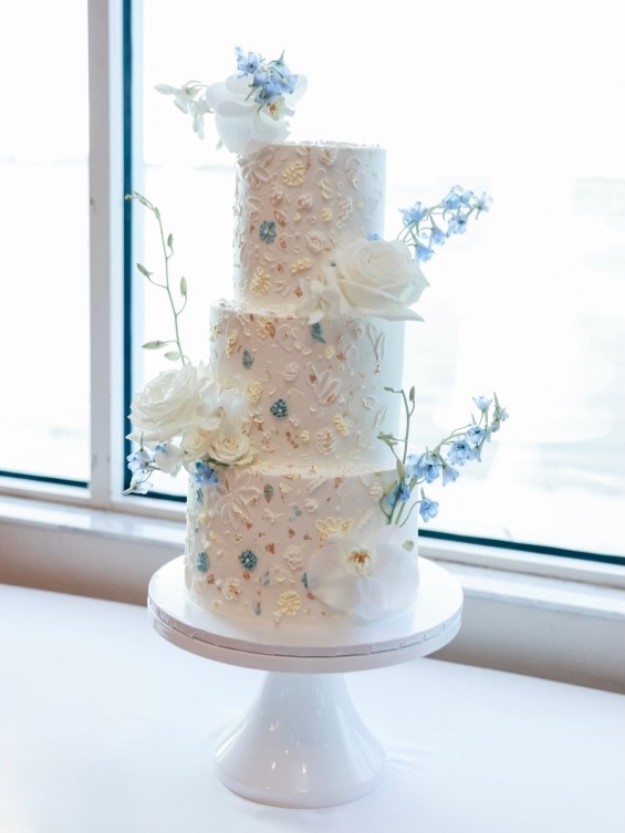 A seaside spring wedding for Haley & Tyler 🤍 A three-tiered cake in one of our signature hand-painted buttercream designs adorned with florals by @izasflowers 🍰 Layers of Chocolate Peanut Butter & Vanilla Strawberry Cake
📸 @lifelongphotographystudio