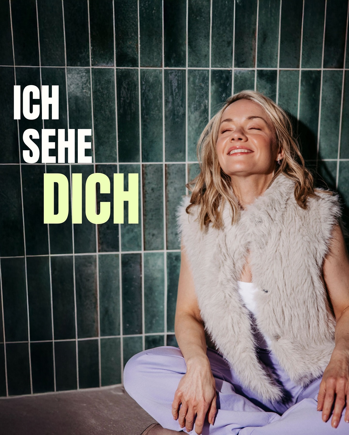 Es erfüllt mich mit einer unendlich großen Freude das beruflich tun zu dürfen, was ich über alles liebe.
Menschen sehen. Ihre Energie erkennen, ihre Potenziale sichtbar machen und ihre Einzigartigkeit zum Leuchten bringen.
Vor einer Woche durfte ich @lavenderblue_vanessa begleiten ihre Energie sichtbar zu machen für ihr Soulbusiness. 💫
Im @kju.studio in Hamburg hatten wir einen sagenhaften Tag und ich habe es so genossen zu erleben, wie Vanessa den Tag genießt und ihre Energie spürbar wurde.
Es fühlt sich immer ein bisschen magisch an, weil die Energie im studio einfach so sanft fließt und wir den Tag einfach in vollen Zügen genießen.
Ich liebe es Kreation mit Strategie zu verbinden und meine Kunden ganzheitlich zu begleiten. Als Business-Mentorin, Fotografin und Coach.
Vanessa schrieb mir am Abend noch es sei eine „Life changing experience“ für sie gewesen.
Hätte mir vor ein Jahren jemand gesagt, dass das nach einem „Arbeitstag“ mal jemand zu mir sagen wird hätte ich es nicht geglaubt. Da saß ich noch im Glasbüro in meinem Corporate Job.
Aber Berufung fällt nicht vom Himmel, sondern wir stellen uns unseren Ängsten und gehen mutig für unsere Träume los.
Ich sehe Dich!
Und es ist das allerschönste für mich!
SHINE YOUR LIGHT& GO AFTER AMAZING!
Deine Lotta
P.S.: Danke an das zauberhafte @kju.studio und das beste Team @danielameisephotography
@kristin_hairandmakeup_
🙏🐧🚀
#sichtbarkeit #personalbrandingfotografie #hamburg #businessmentor #beseen