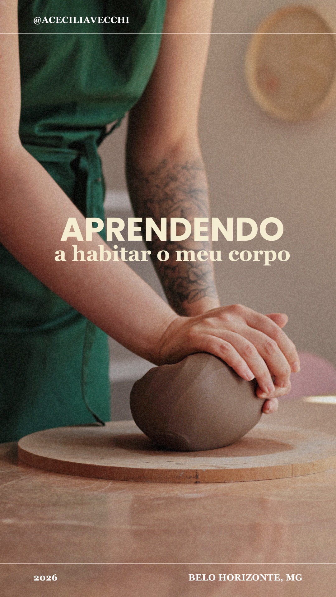 Como assim você não sabe habitar o seu corpo?
Acontece que, como diz a minha psicóloga: “Cecília, você pensa demais.”
E com muita frequência eu percebo que estou rodando em círculos na minha própria cabeça.
Isso já aconteceu com você?
Mas se eu te perguntar:
Qual é a sensação da água na sua pele?
Qual é o cheiro da sua casa?
Qual é o gosto da sua comida favorita?
Você sabe.
Você se lembra.
Mesmo que não pare para prestar atenção nisso há muito tempo.
Habitar o corpo não é aprender algo novo.
É voltar para os sentidos.
Às vezes eu paro e respiro —
não por necessidade,
mas para sentir o cheiro do lugar onde eu estou.
Eu caminho mais devagar
para perceber o chão que me sustenta.
Eu toco as coisas.
A textura é mestre em chamar a atenção.
E nesse momento, eu volto para mim.
Quando foi a última vez que você sentiu, de verdade?