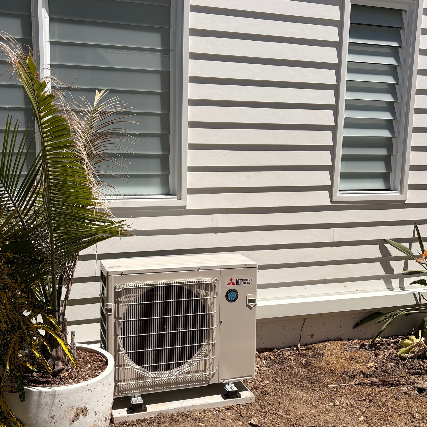 Recently Installed 4 x Head Multi system along with 2 x stand alone units @mitsubishielectricaustralia AP series. Colourbond capping with clean corners to minimise aesthetic disturbance, and some complex pipes runs including under decking and underground services for this beautiful Currumbin Waters home