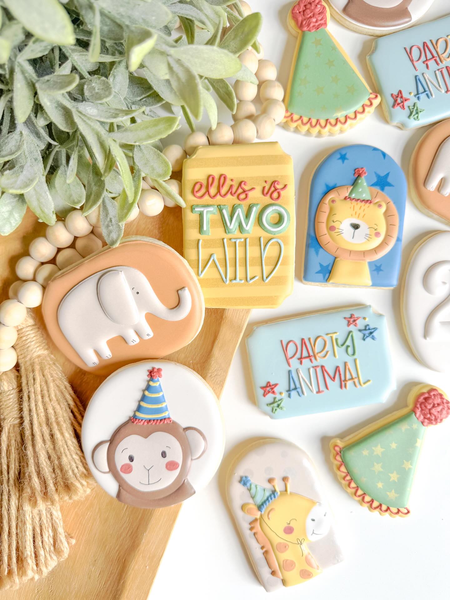 P A R T Y A N I M A L • custom royal icing sugar cookies full of party animals to celebrate turning 2!! Custom royal icing cookies are the perfect (and delicious) addition to any celebration
••
Interested in Ruby Lou Company custom sugar cookies for your next event- please submit your request at www.rubyloucompany.com