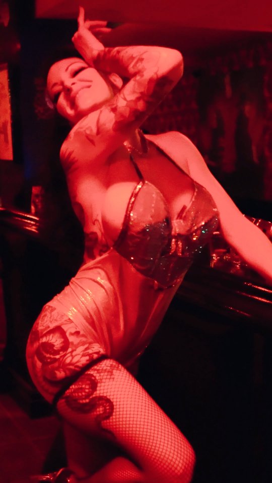 I can be so friendly sometimes
#oxun #raiseyourvibration #showgirl #queerartist