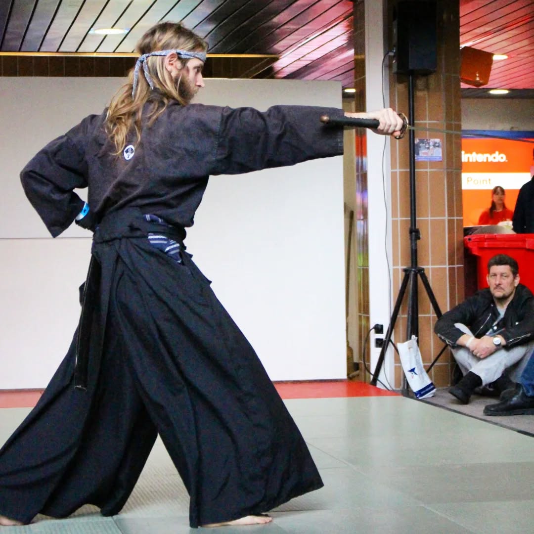 Le Dōjō Jouen de la Wa Rei Ryū vous invite à venir découvrir le Kenjutsu et le Battōjutsu, les deux arts martiaux traditionnels japonais le plus étroitement liés à l'épee nippone dans toutes ses formes.
Nos cours ont lieu
les mardi: Salle de sport du Gymnase de la Cité, Rue Pierre-Viret 2, 1003 Lausanne (20h15-22h15)
https://maps.app.goo.gl/yppJXfCC1gmT9icZ6
les vendredis: Salle de sport du Gymnase du Bugnon (Ours), Rue du Bugnon 5, 1005 Lausanne (20h00-22h00)
https://maps.app.goo.gl/YqsYqGVPzuRG4zYU7
les dimanches: Signal de Sauvabelin, Rte du Signal 46, 1018 Lausanne (10h00-12h00)
https://maps.app.goo.gl/oEyPyfoBHkSvpfUF8
Pour plus d'informations n'hésitez pas à nous contacter directement!
#jouen #wareiryu #lausanne #kenjutsu #battojutsu
Photo by @lichoupe