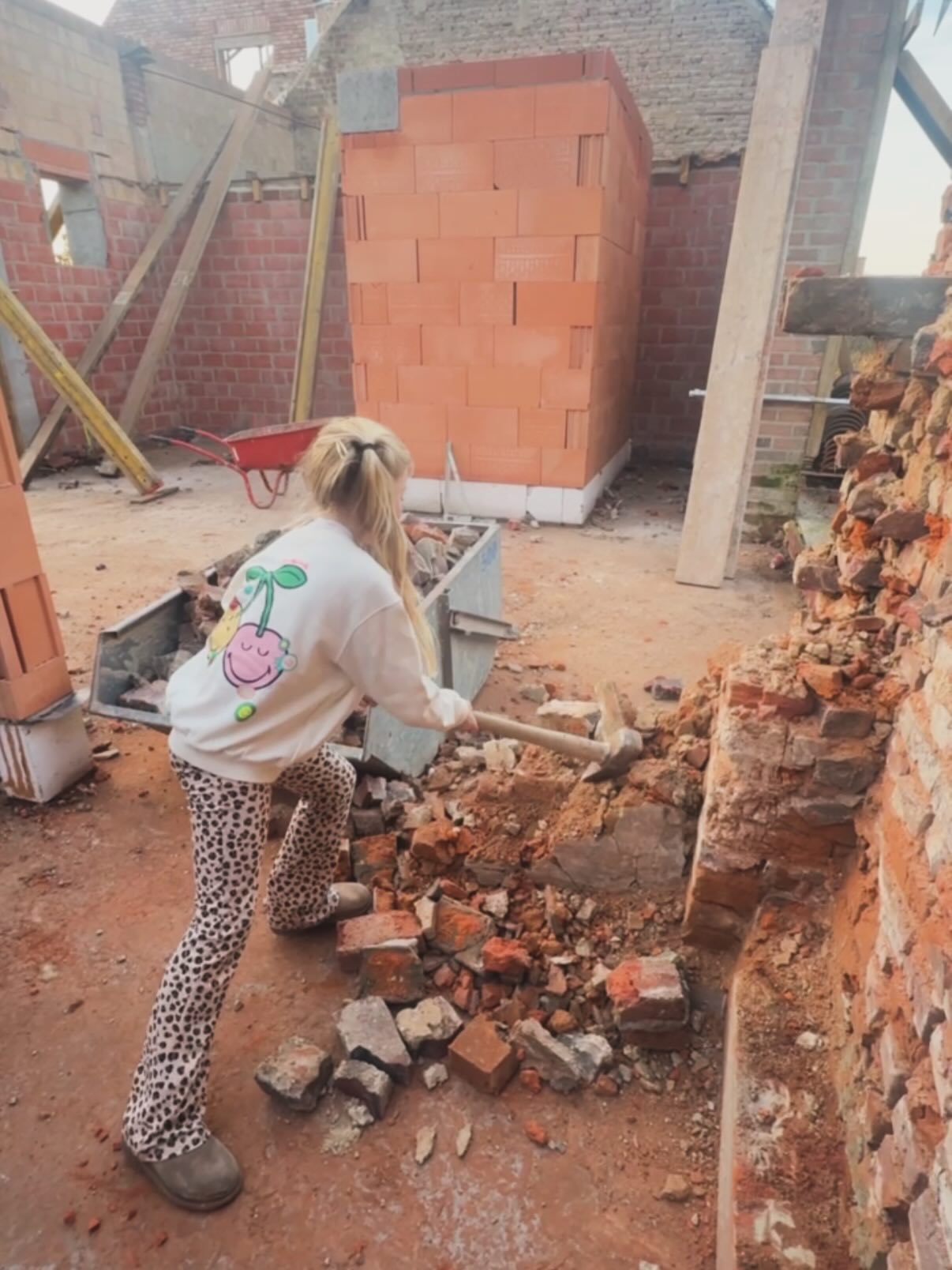 RESET. RECHARGE. RECLAIM.
BYE, CRAZY FEBRUARY. HELLOOO, NEW-ENERGY MARCH.. ✨
__________
Februari was pittig. Het was even zoeken, even vertragen… en daarom was het hier ook wat stiller ‘on the gram’.. 😅
Maar achter de schermen gebeurde er zóveel. Met vallen en opstaan bouwen we elke dag verder aan onze grote droom.. 🥰
Een huidpraktijk. Een thuis voor mij, voor ons, voor jou. Een plek waar we samen intern én extern nog meer mogen groeien en stralen.. ❤️
Bouwen aan onze droom vraagt dus soms ook vertragen. Stilstaan. Opladen. Vertrouwen. Loslaten. En dat is exact wat deze maand me heeft geleerd.
Herken jij jezelf in mijn verhaal? Laat een 💖 achter!
__________
#verbouwen #dromennajagen #upsanddowns #vertragen #nieuweenergie