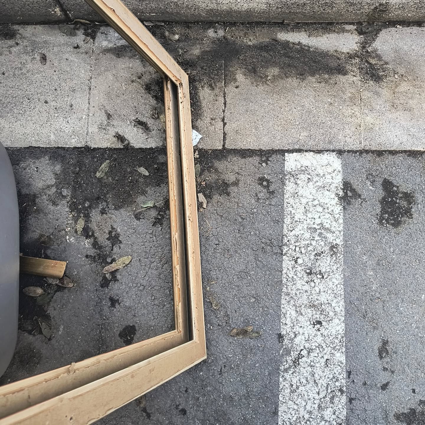 El Putxet (Barcelona). El extremo opuesto de Congrés. Pero, los marcos... Mi objetivo: presenciar que alguien recoja uno, y no sea el camión de basura.