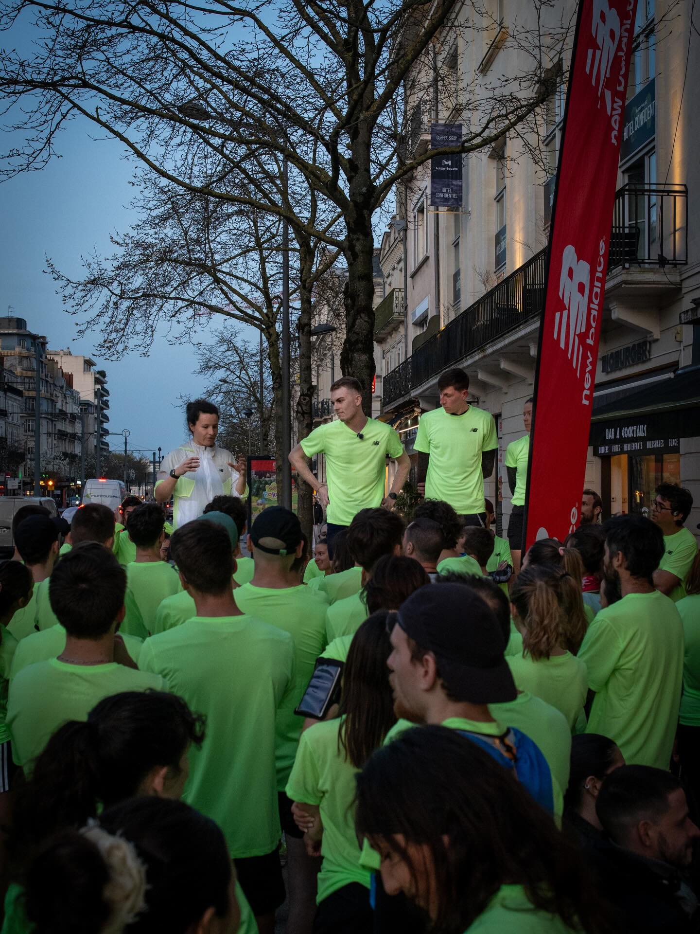 𝐓𝐑𝐂 𝐑𝐎𝐀𝐃 𝐓𝐎𝐔𝐑 𝐱 𝐍𝐞𝐰 𝐁𝐚𝐥𝐚𝐧𝐜𝐞 🔥
📍 Escale au Matt Murphy’s à Angers pour une soirée estivale aux couleurs de New Balance 🤩
🫶🏼 Runner Angers — merci aux 70 coureurs présents
📸 Premiers clichés signés @jeremy.alluin de votre soirée TRC ROAD TOUR by New Balance