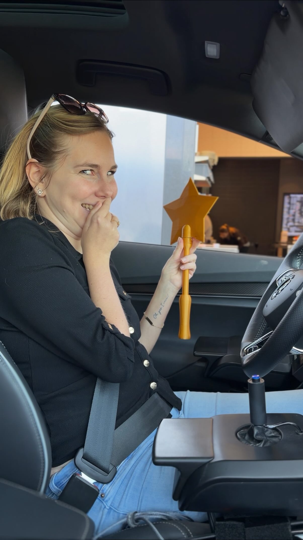 Andere Zahlen mit Karte. Ich hab jetzt mit Zauberstab 🪄 🤭
Was für viele selbstverständlich ist, war für mich oft eine Herausforderung .
So oft hat meine Kraft nicht gereicht, um Karte oder Handy hoch ans Lesegerät zu halten und jetzt reicht ein kleiner Zauberstab. 🪄
Danke @meixlmaen, dass du mir das einfach gedruckt hast 🥹.
Ein Stück mehr Selbstständigkeit, das jetzt immer dabei ist. 🤍