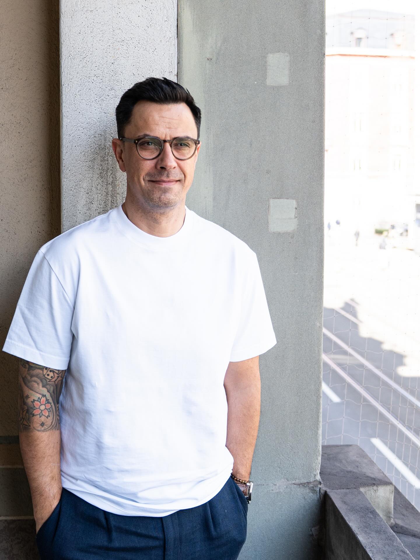 Unser neues Heavy Cotton T‑Shirt ist da.
100% Baumwolle, in Europa gefertigt, super comfy und perfekt auch im Oversize‑Look.
Erhältlich in Weiss und Schwarz für 59.– CHF #massanzugzürich #tshirt #masshemd #massanzug