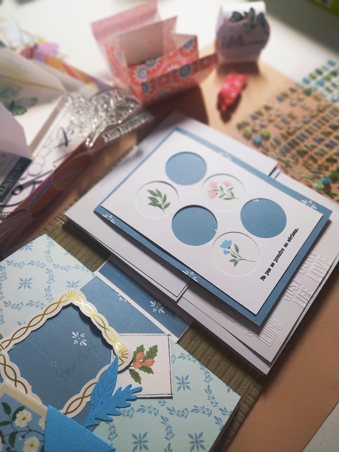 Ce week-end, je me suis inscrite au projet du Dimanche de @julie791 @les_papiers_de_pandore : un mini album sur le thème "Famille".
Un thème qui résonne particulièrement pour moi… Ce mini sera dédié à mon papa, leur papy, qui nous a quittés récemment.
Je tiens d’ailleurs à remercier chaleureusement toutes les personnes qui m’ont témoigné leur soutien, par leurs mots si touchants et leurs délicates attentions. La vie continue, même si pour le moment elle n'a pas la même saveur...💔
Je ne pensais pas réussir à avancer autant et avec autant de sérénité. J’ai pu créer sans stress, sans la crainte de ne pas terminer les tamponnages ou les découpes. L’organisation de Julie est vraiment parfaite, son attention permanente pour rectifier nos loupés... et son tuto, très complet, ce qui rend le projet encore plus agréable à réaliser, tout ce qu'il me fallait.
Le résultat est superbe !
J’ai maintenant hâte de m’y replonger pour le finaliser.
Un grand merci à Julie ! Et à Myriam et Nathalie pour ce très bon choix d'animatrice 💛
📌 L'inventaire du site est terminé et de nouveau opérationnel.
https://www.creascrapbysyl.com
Bonne journée, Sylvie
#creascrapbysyl #crop #scrapaddict #memories #scrapbook