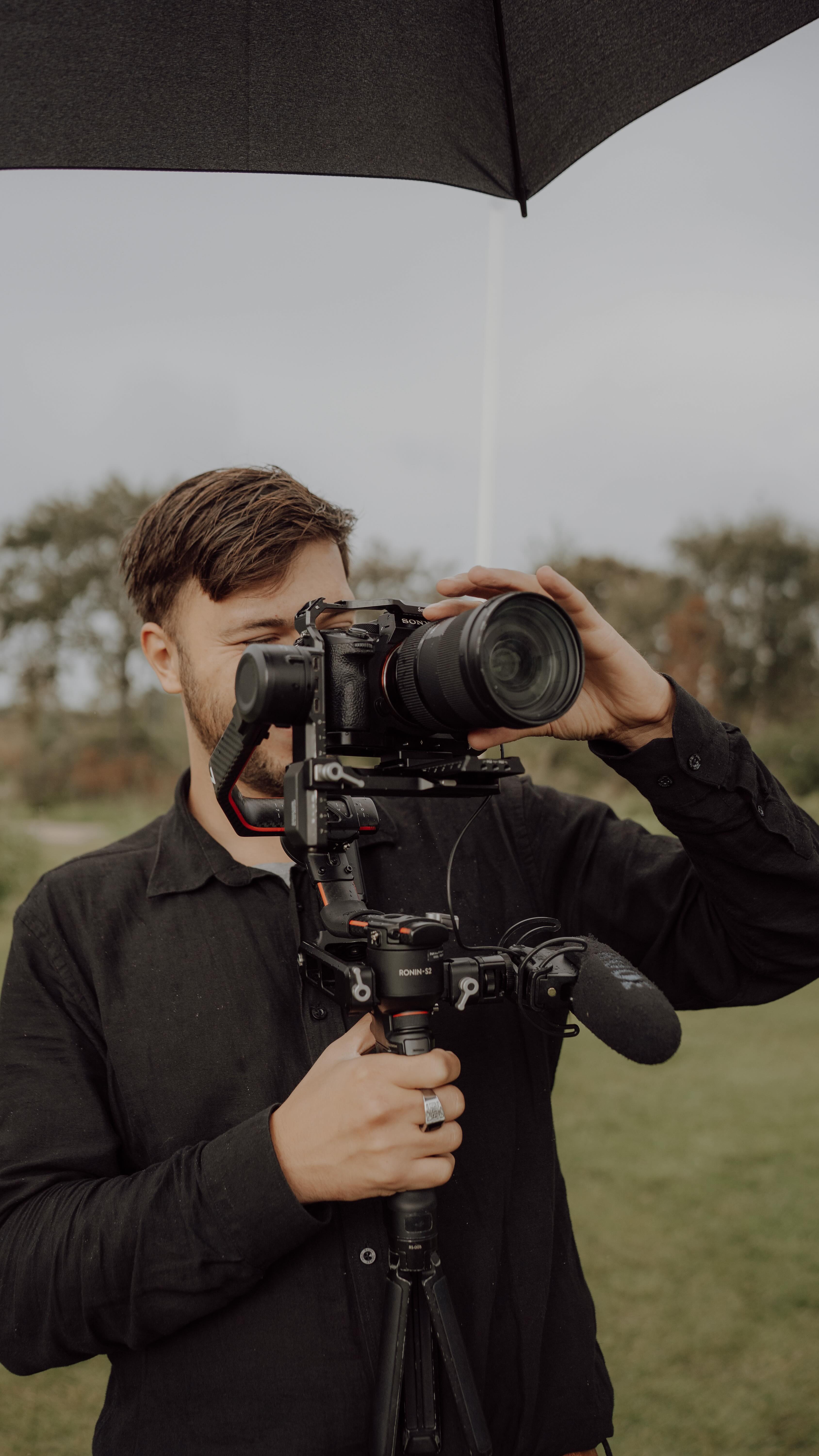 One day you’re going to watch the fireworks in a strawberry greenhouse as husband and wife, surrounded by all your loved ones.
Trouwen | Videograaf | Bruiloft | Wedding | Trouwen op Flakkee | Trouwfilm | Videografie | Blok Weddings
