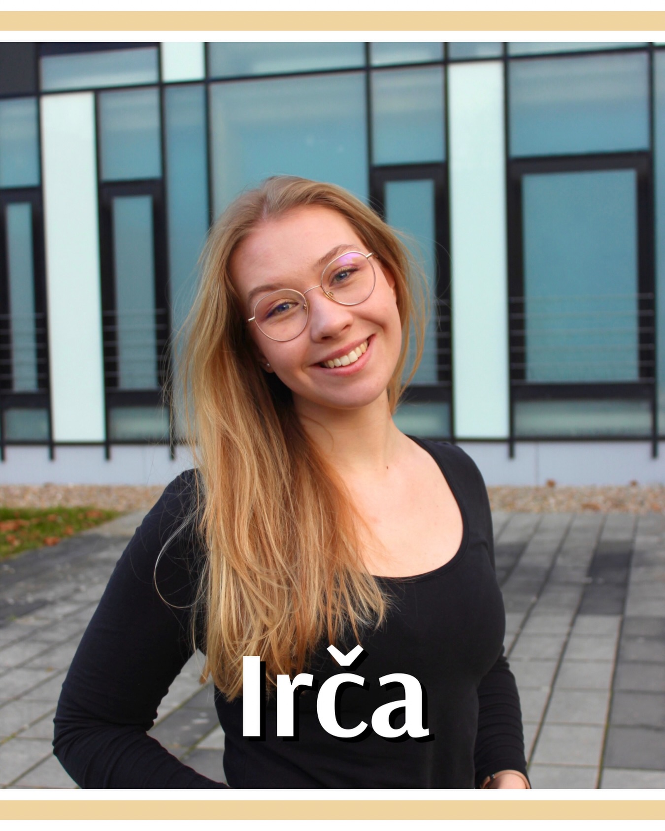 LEO
Irča Coufalová
♊️🌸☀️🏔️☕️
2. ročník
U nás ve spolku mám za úkol držet spolek pohromadě. Plánuji naše pravidelné měsíční setkání, komunikuji s fakultou, spolupracuji na projektech a mám na starost i přivádět do spolku nové nadšence.
Miluju farmářské trhy, výlety po Česku a všechno, co má český vibe — čím lokálnější, tím lepší. Volný čas trávím nejradši venku, ideálně někde na horách, a žádný můj den se neobejde bez dobré kávy.