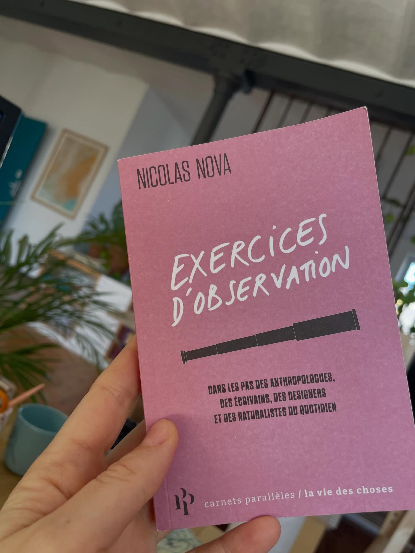 L’exhaustivité de la description est illusoire, pour Pérec.
Et pourtant nous continuons de décrire ce que nous observons pour « récolter toutes sortes de traces et d’inscriptions ». Nous, créatifs observateurs insatiables des faits et gestes qui se jouent et des choses qui s’inscrivent dans nos quotidiens. Car « échapper au coup d’œil rapide » c’est commencer à dessiner les contours de ce qui nous entoure, non pas de façon précise, mais de façon poétique. Pour plonger pleinement dans un univers et son imaginaire.
Comme le décrit @nicolasnova ici, le plus difficile est certainement de ne pas chercher la réponse immédiate, surtout lorsque le client (l’) attend. Lorsque l’on pose le cadre d’une étude, chaque moment compte car un seul geste observé, une seule phrase d’un entretien fait en dernière minute, peut renverser la vapeur et offrir une nouvelle perspective à nos réflexions de designers.
Tout se joue dans l’observation, il suffit d’y prêter attention.
Pour construire votre propre méthode et interpeller ce qui vous entoure, je vous conseille cette lecture pratique. Pour ma part, elle m’a rappelé certaines méthodes que je ne prenais plus le temps de faire maintenant que je suis sortie du cadre de le recherche universitaire. Et pourtant, si riches d’enseignements.
Elle m’a aussi ramené à ma prise de notes et à la valeur de tous ses carnets que je conserve sans savoir pourquoi si ce n’est qu’un jour ils m’ont permis de faire naître une idée.
Car archiver le présent c’est avant tout pour moi, prendre le temps.
Je vous laisse avec ce son de Rihanna qui fête ses 10 ans et que j’écoute inlassablement.
Tchüss