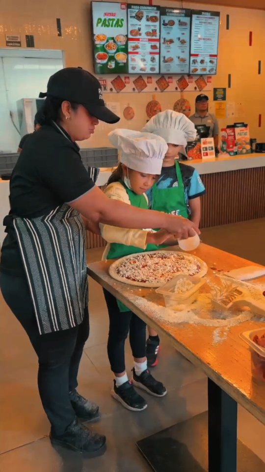 Pizza + learning = the perfect recipe! 🍕✨
Our Grade 3 students visited Papa John's Honduras to connect their unit on writing instructions with real-life steps — and sprinkled in some math while measuring and counting along the way.
Hands-on, minds-on… and deliciously fun!
#DiscoverySchoolTegucigalpa #LearningByDoing #Grade3 #ExperientialLearning