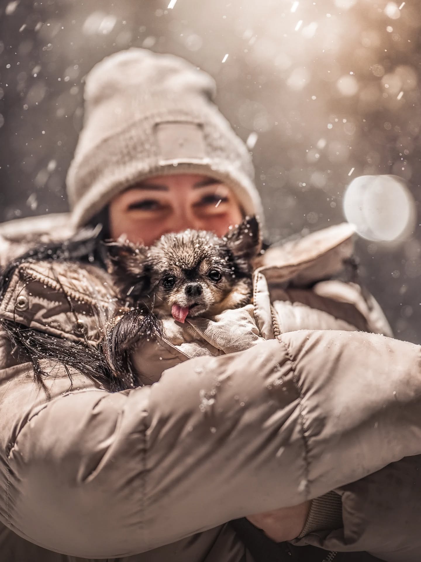Hi ich bin Kathi, hab nen' Hundeladen in Wien & ich muss noch schnell dieses Duzi-Omi Foto posten bevor es hier zu warm für Schneefotos wird 🤭😍❤️
Lieeeeebe ❤️
Foto: @riaputzker