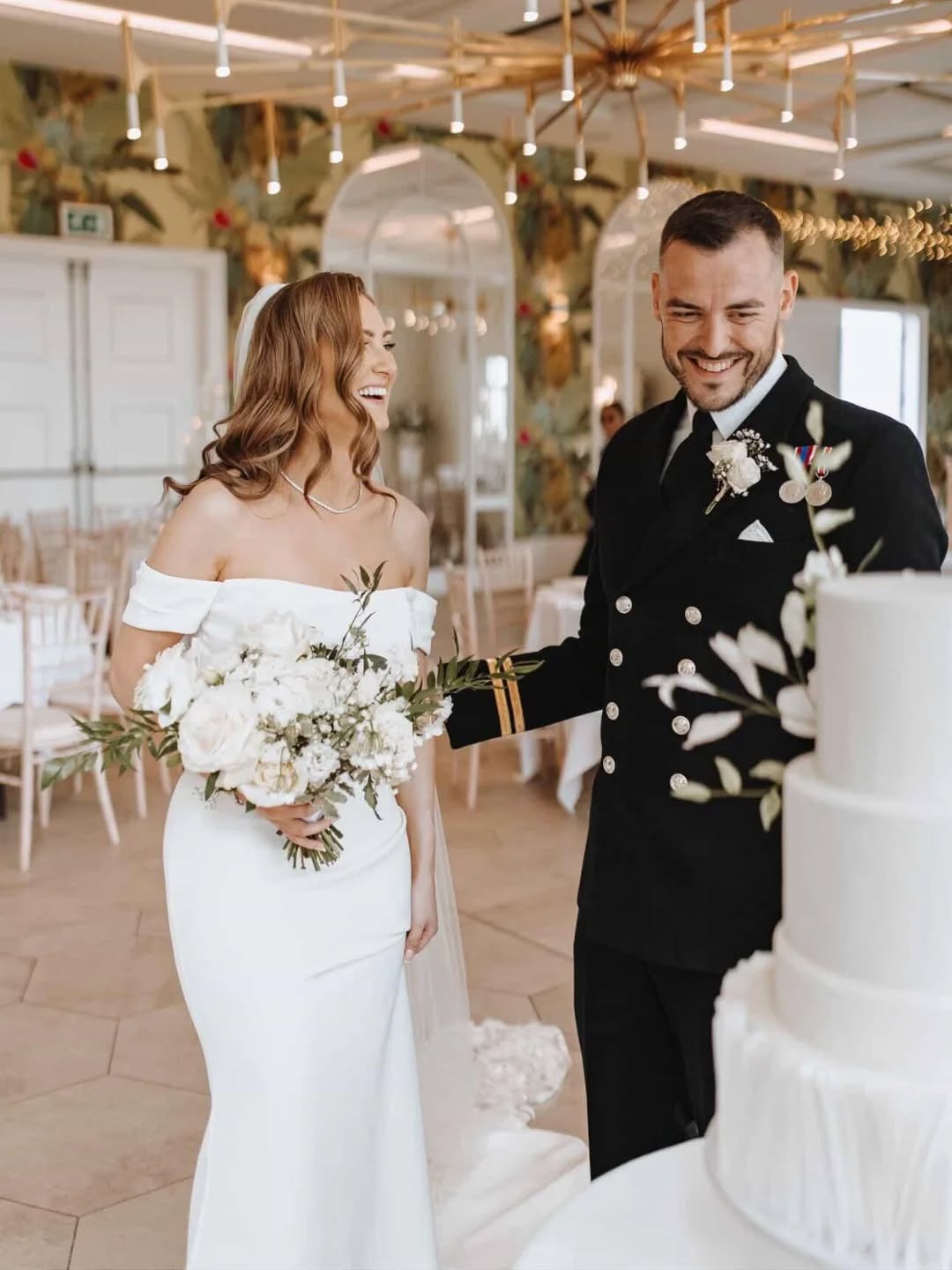 It’s those little details that pull everything together 🤍✨
Lauren’s bouquet was full of the dreamiest white blooms by the lovely Alice at @fromthewildflorist, and I quietly got to mirror them in sugar for the cake. Same flowers, different medium — and that kind of coordination makes me very happy 🤍
Soft, romantic, and completely in sync… exactly how it should be.
@deerparkcountryhouse
@fromthewildflorist
@ivyhousephotography
@lauren.stewart_
#deerparkweddings #deerpark #deerparkcountryhouse #sugarflowers #weddingcakes