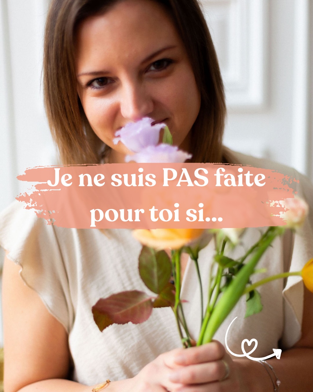 Si tu râles parce qu’il va falloir payer le repas aux prestataires de ton mariage, laisse-moi t’expliquer le truc de mon point de vue, et après tu me dis ce que t’en penses, d’accord ? 🤗
Je suis rarement concernée pour ce qui est du dîner. Quoique, quand le lieu de réception est loin de chez moi et que la désinstallation doit être faite à 1h-2h du matin 🌙c’est parfois plus intéressant pour mes mariés, et pour la logistique, que je reste dîner !
Mais pour le vin d’honneur 🥂 par contre, je suis toujours là ! Je suis du genre à peaufiner les détails jusqu’au dernier moment, tu vois ? Et quoi de plus agréable que des mariés qui te disent « n’hésitez pas à aller vous servir hein » ? ☺️
Il faut bien penser qu’avec mon équipe on vient de passer la journée debout, à courir partout, à faire des compos florales 🌸 à porter de lourdes charges… et moi ça ne date pas d’aujourd’hui d’ailleurs, ça fait déjà 3 jours que je suis le nez dans les fleurs non-stop 😄 c’est physique, je vous assure ! Je suis rincée après un mariage ! Et on a déjeuné sur le pouce, en plus, avec les yeux fixés sur la montre ⏰
Alors, un petit verre de jus bien frais pendant qu’on est en train de peaufiner les derniers détails avant la découverte de la salle… bah ça requinque, et ça fait plaisir !
Et que dire de cette mariée qui va nous chercher une assiette de petits fours 🥹 là je vous assure que, après en avoir mangé un, je dis à mon équipe : « Vous avez vu comment c’est un amour (oui on repassera sur le français), allez les filles, c’est la dernière ligne droite, on donne tout pour elle ! » 💪
C’est humain comme réaction, en fait ! On veut toujours se donner à 1000% pour les gens qui sont gentils avec nous ! Et les prestataires de mariage sont avant tout des humains, tout simplement !
Ça résonne pour toi ?
Merci à mes mariés si bienveillants 🫶
—
Crédit photo :
Photographe : @marieantoinettephoto
Designer floral : @cherry_wedding_paris
#designerfloral #fleursmariage #decoratricemariage #fleuristemariage #prestatairemariage