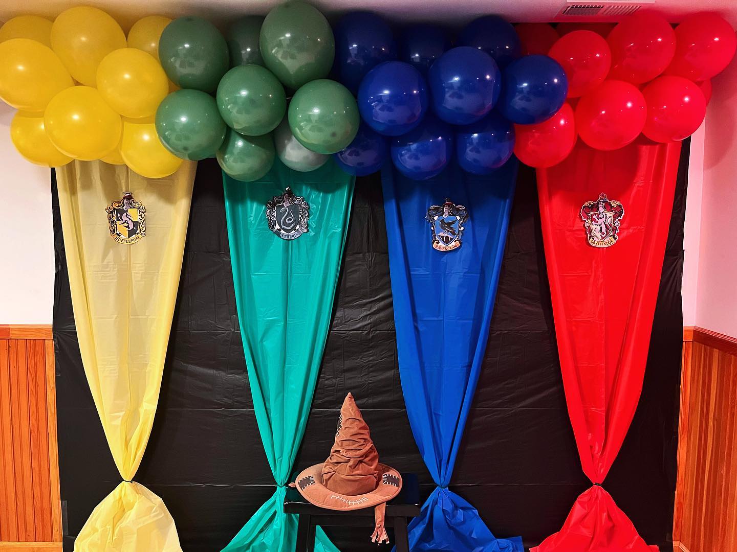 Hogwarts Sorting Hat ✨
Gryffindor, Hufflepuff, Ravenclaw, or Slytherin… which one will you be?
•
•
•
•
•
#harrypotter #harrypotterhalloween #hogwarts #sortinghat #harrypotterballoons #harrypotterthemedparty #halloween #halloweenparty