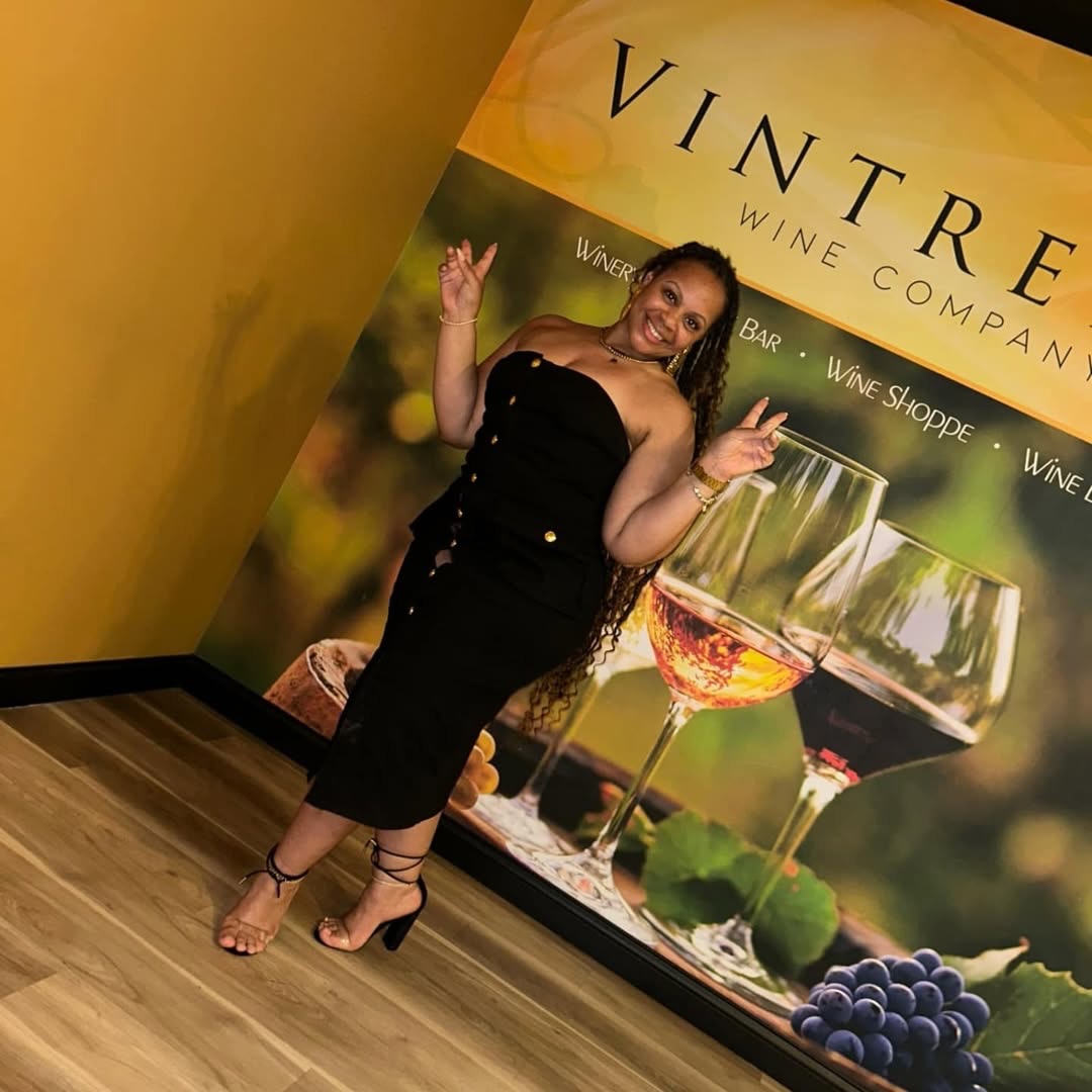 Just wanted to post a great artist, educator, and storyteller, But most importantly a #LocdQueen @she.unapologetic.
#WineAndWordsLive #SheUnapologetic #SpokenWordVibes