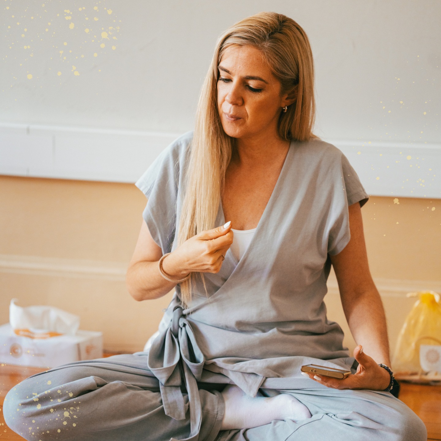 Se queres facilitar sessões de movimento, precisas de método. Não apenas inspiração.
Há muita gente a conduzir sessões com boa intenção. No entanto, intenção sem estrutura cria insegurança, em ti e no grupo.
O Movimento Consciente & Dança Expressiva é uma formação prática.
Aprendes a desenhar, estruturar e conduzir sessões com coerência, presença e confiança.
Não é sobre saber dançar.
É sobre saber facilitar.
Acabei de Certificar um grupo da 1ª edição. Algumas alunas já estão a dinamizar sessões com o método. Se andam por aó deixem-me umas palavras!
Em Março começa nova turma.
São 60h de percurso (maioritariamente online), 12h presenciais. Restam 4 vagas.
Se sentes que está na hora de dar estrutura ao que já vive em ti, envia-me mensagem com a palavra FACILITAR.
Com Amor, ❤️
Lisa Bompastor
----
Agenda:
Especialista em Movimento Terapêutico (100h)
Facilitador de Movimento Consciente & Dança Expressiva (60h)
- Link na bio -