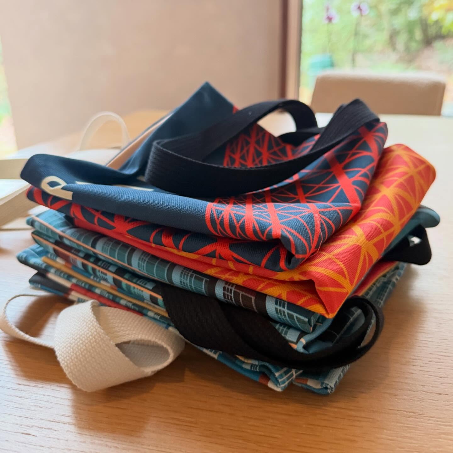 A fresh batch of totes for Imperial College and Charing Cross hospital. Pretty hard to choose which one to print first! Our favourite seems to be the deep blue.
Also I think for the first time the totes in person look so much better than on my screen! The colours and print is much brighter and sharper than I was expecting, which is amazing.
#imperialcollegelondon #charingcrosshospital #brutalistlondon #londonarchitecture