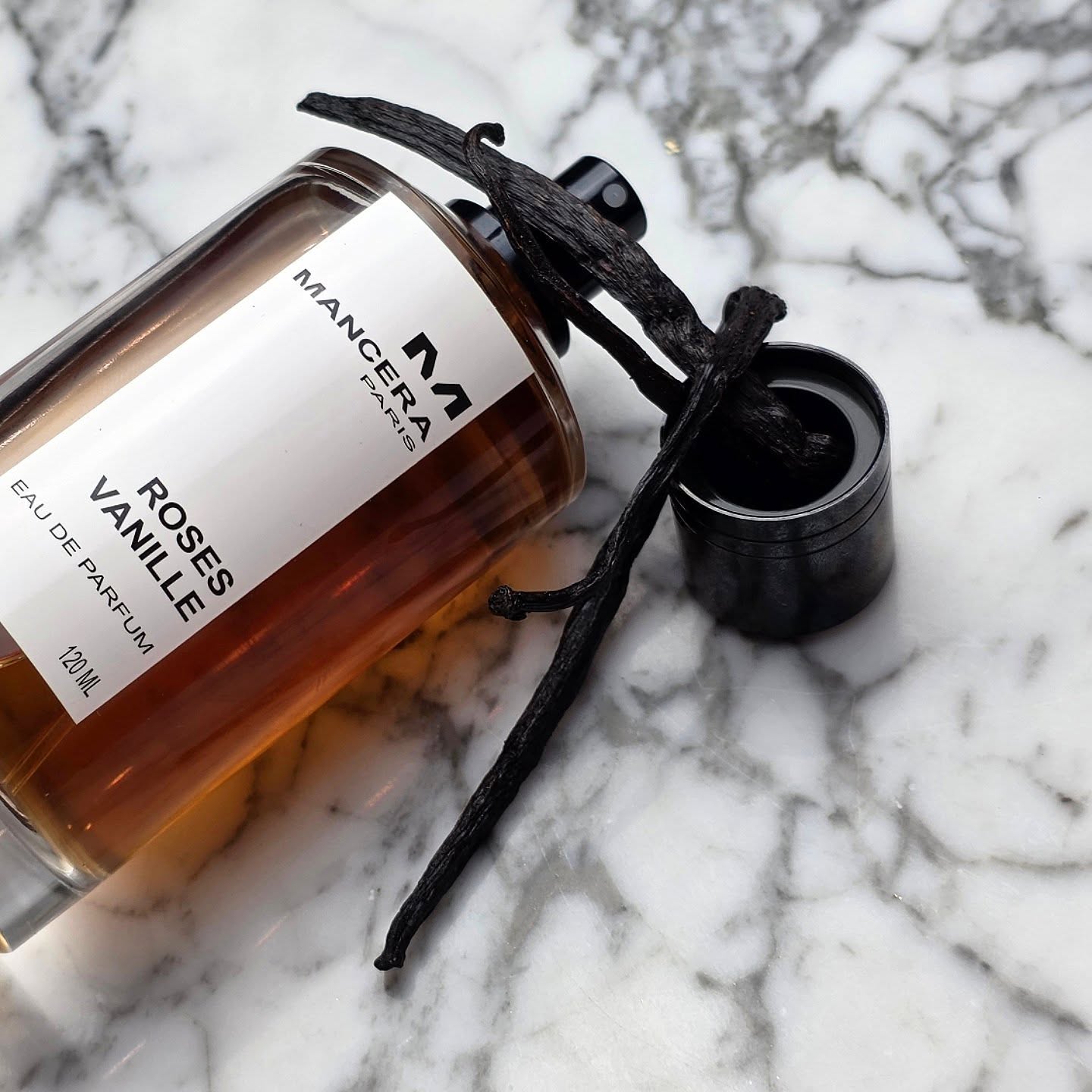 Roses Vanille for a lazy day off. Would you layer this or let it shine on it's own?
.
.
.
.
.
.
Top note is Italian Lemon; middle note is Turkish Rose; base notes are Vanilla, White Musk and Cedar.
.
.
.
.
.
#perfume #perfumecollection