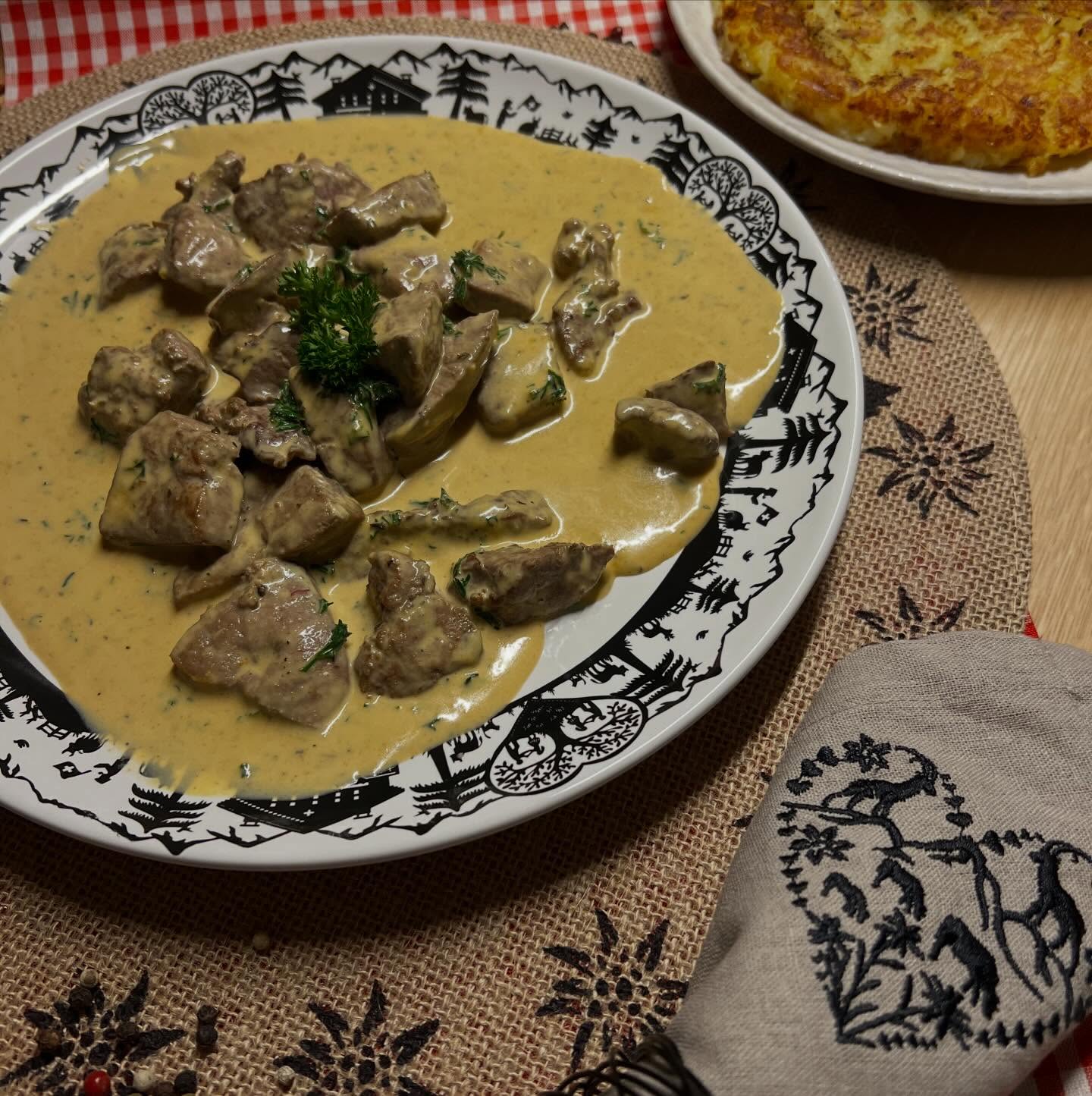 Kalbsleberli an Rahmsauce
Kalbsleberli mit Rahmsauce ist ein echter Klassiker der Schweizer Küche – bodenständig, aromatisch und voller Charakter.
Zart angebratene Leber, umhüllt von einer cremigen, fein gewürzten Rahmsauce, ergibt ein Gericht, das gleichzeitig herzhaft und elegant wirkt.
Entscheidend ist die richtige Zubereitung: kurze, heisse Bratzeit und eine Sauce, die rund und harmonisch abgeschmeckt ist. Serviert mit Rösti oder frischen Nudeln wird daraus ein Wohlfühlgericht, das nach Tradition schmeckt – aber immer wieder begeistert.
Zutaten für 2 Personen:
450 g Kalbsleber geschnetzelt
2.5 dl Rahm
1 Bund Petersilie, fein gehackt
1 EL Bratbutter
Pfeffer, Salz und Fleischgewürz
2 Portionen frische Rösti
Zubereitung:
In einer Bratpfanne den Bratbutter erhitzen und die Kalbslebern darin rundherum kurz scharf anbraten.
Während dem anbraten mit Pfeffer, Salz und Fleischgewürz würzen.
Den Rahm dazu giessen und kurz aufkochen.
Die Petersilie dazu geben und nochmals mit den Gewürzen Abschmecken.
Mit goldbrauner Rösti anrichten.
En Guete!
#thekitchenwitches #tradition #rezepte ##schweizerküche guteküche @manufacturegallery
