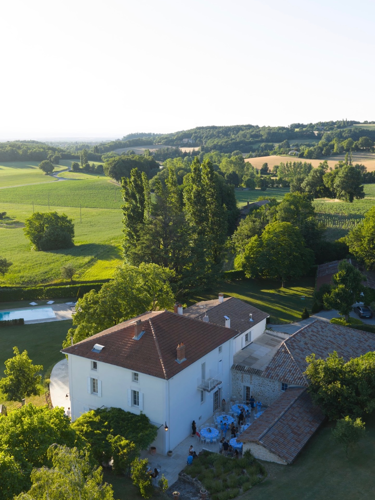 Vue d’en haut, le domaine révèle toute sa beauté ✨
Entre lumière, nature et sérénité… un instant suspendu. 🌿
Photographe : @viewfilms.w
Wedding Planner : @dayloveevent