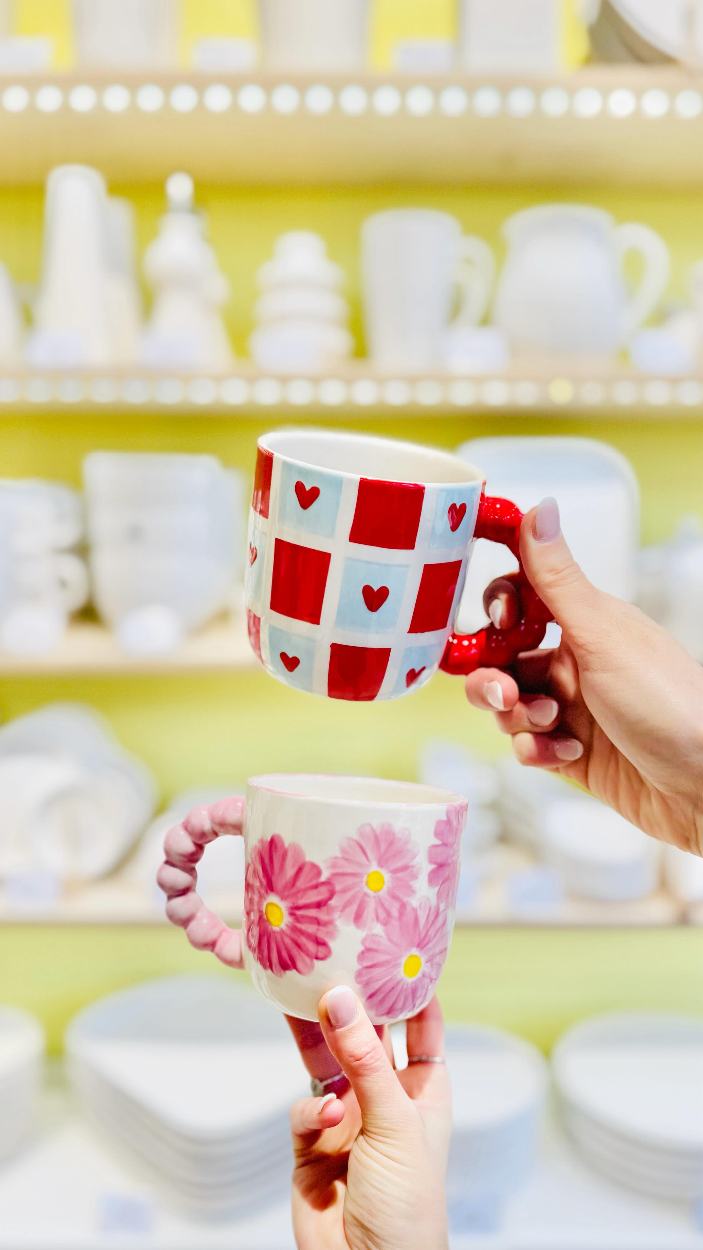 ♥️ Un modèle. Une infinité de possibilités.
Voici notre best-seller : la tasse Marshmallow ☁️
Une forme douce et iconique… qui devient une véritable toile blanche entre vos mains.
Grâce à l’imagination sans limite de nos Manifik clients, elle se réinvente chaque jour : motifs délicats, messages inspirants, couleurs pop, univers minimalistes ou créations ultra audacieuses 🎨
Chez Manifik Céramic Café à Strasbourg, un seul modèle peut donner naissance à des dizaines d’histoires différentes.
Parce qu’ici, vous ne peignez pas simplement une tasse.
Vous créez un objet unique, personnel, qui égaye votre quotidien et raconte un peu de vous 🤍
À votre tour de laisser parler votre créativité ✨
Réservez votre séance de bien-être créatif sur Manifik.fr et venez créer votre propre Marshmallow ☕️.
#peinturesurceramique #strasbourg #manifik #atelierceramique #faitmain
céramic café Strasbourg - peinture sur céramique Strasbourg - atelier créatif Strasbourg - activité créative Strasbourg - DIY Strasbourg - tasse personnalisée - atelier peinture sur céramique - idée sortie Strasbourg - activité entre amis Strasbourg - loisir créatif Strasbourg - activité couple Strasbourg - création céramique personnalisée - sortie originale Strasbourg - activité en famille Strasbourg